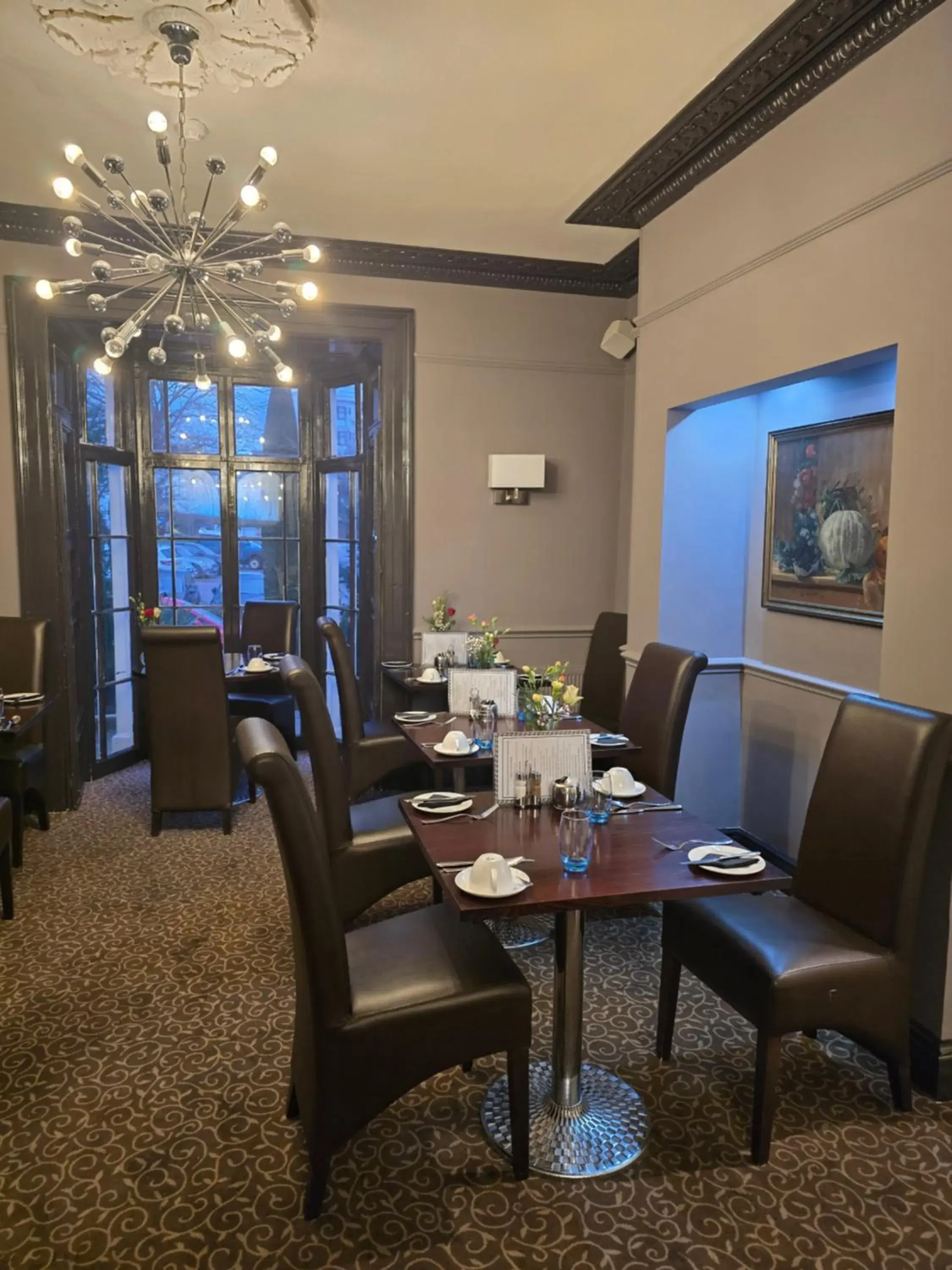 Restaurant/places to eat in Queens Court Hotel Restaurant/places to eat in Queens Court Hotel