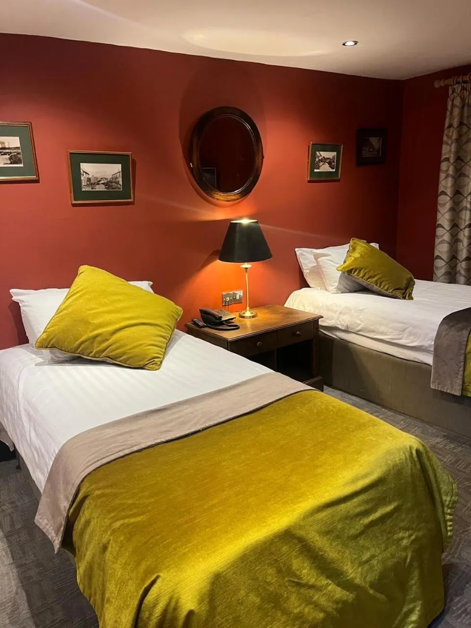 Bedroom, Bed in Queens Court Hotel