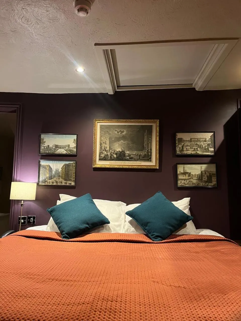 Bedroom, Bed in Queens Court Hotel