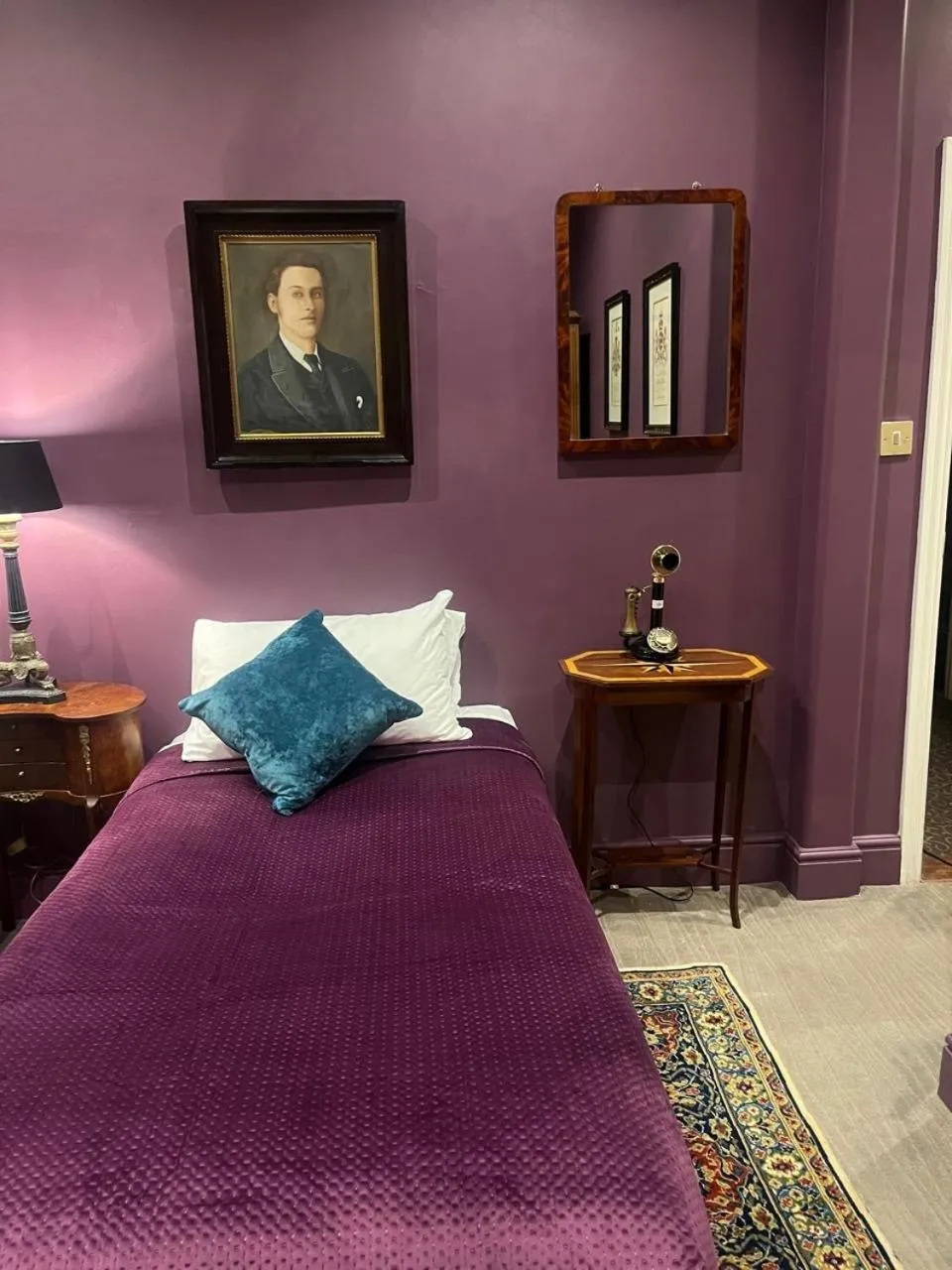 Bedroom, Bed in Queens Court Hotel