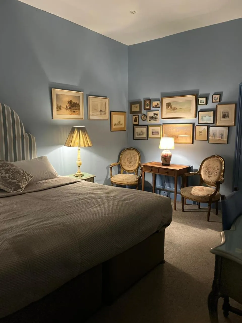 Bedroom, Bed in Queens Court Hotel