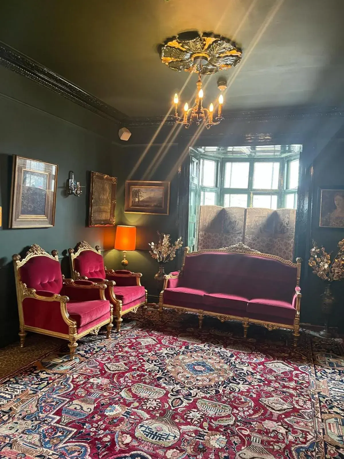 Lounge or bar, Bed in Queens Court Hotel Lounge or bar, Bed in Queens Court Hotel