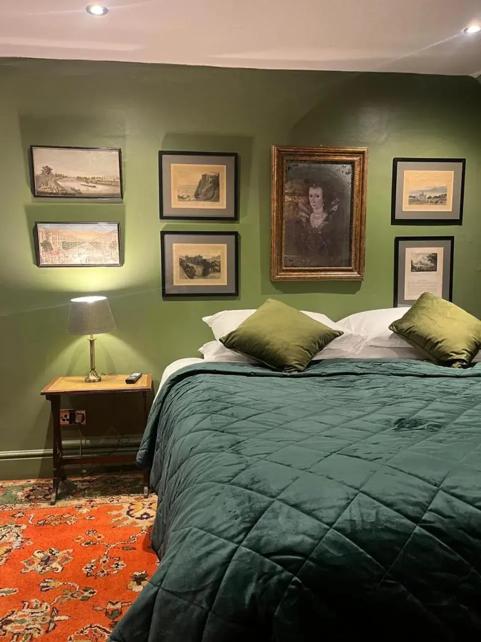 Bedroom, Bed in Queens Court Hotel Bedroom, Bed in Queens Court Hotel