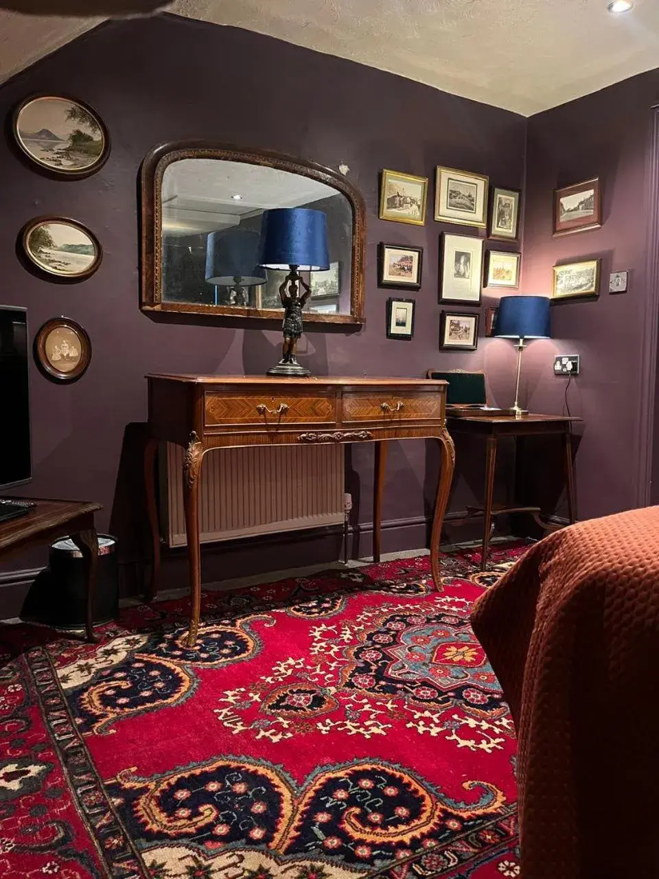 Bedroom in Queens Court Hotel Bedroom in Queens Court Hotel