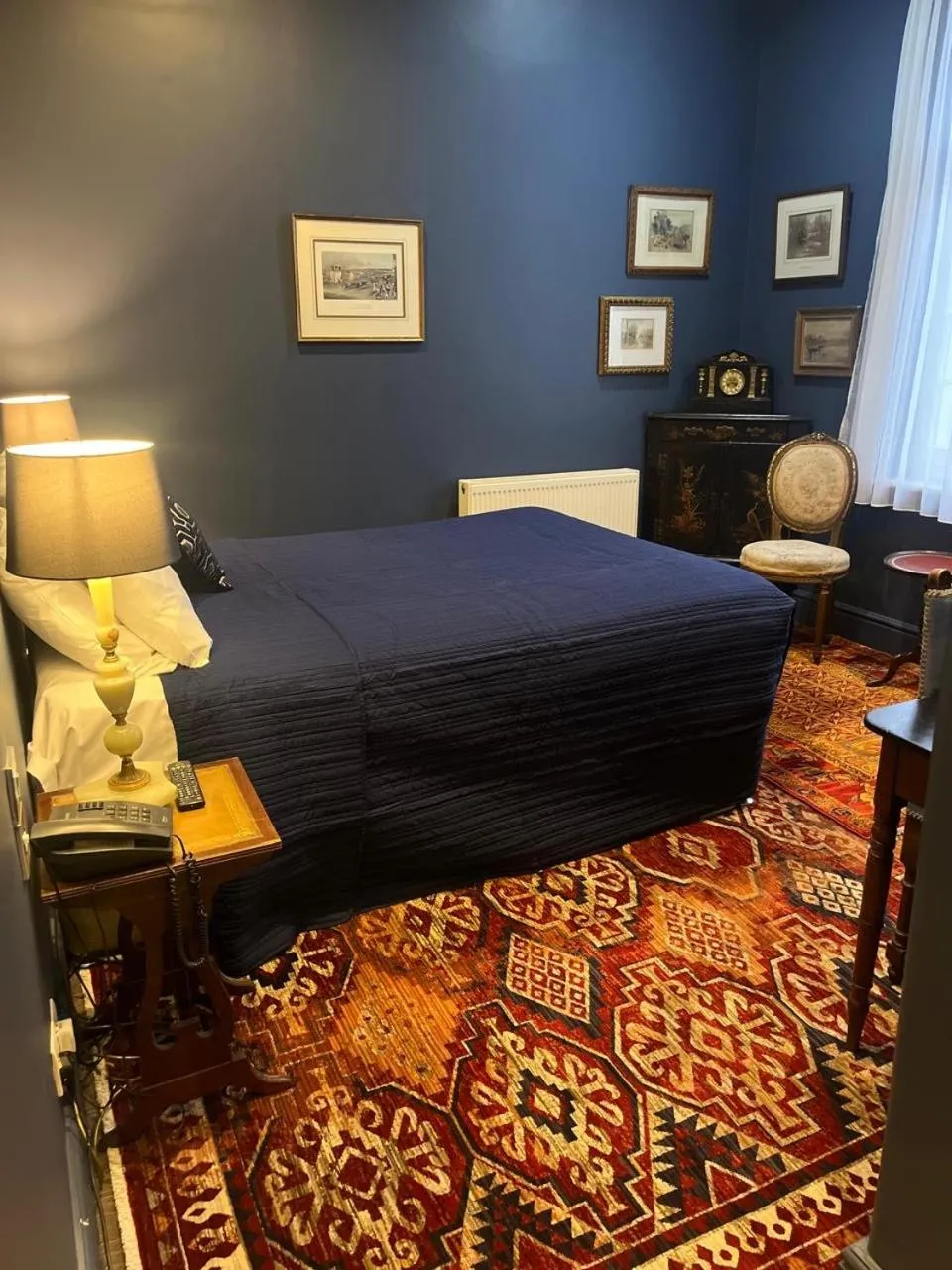 Bedroom, Bed in Queens Court Hotel