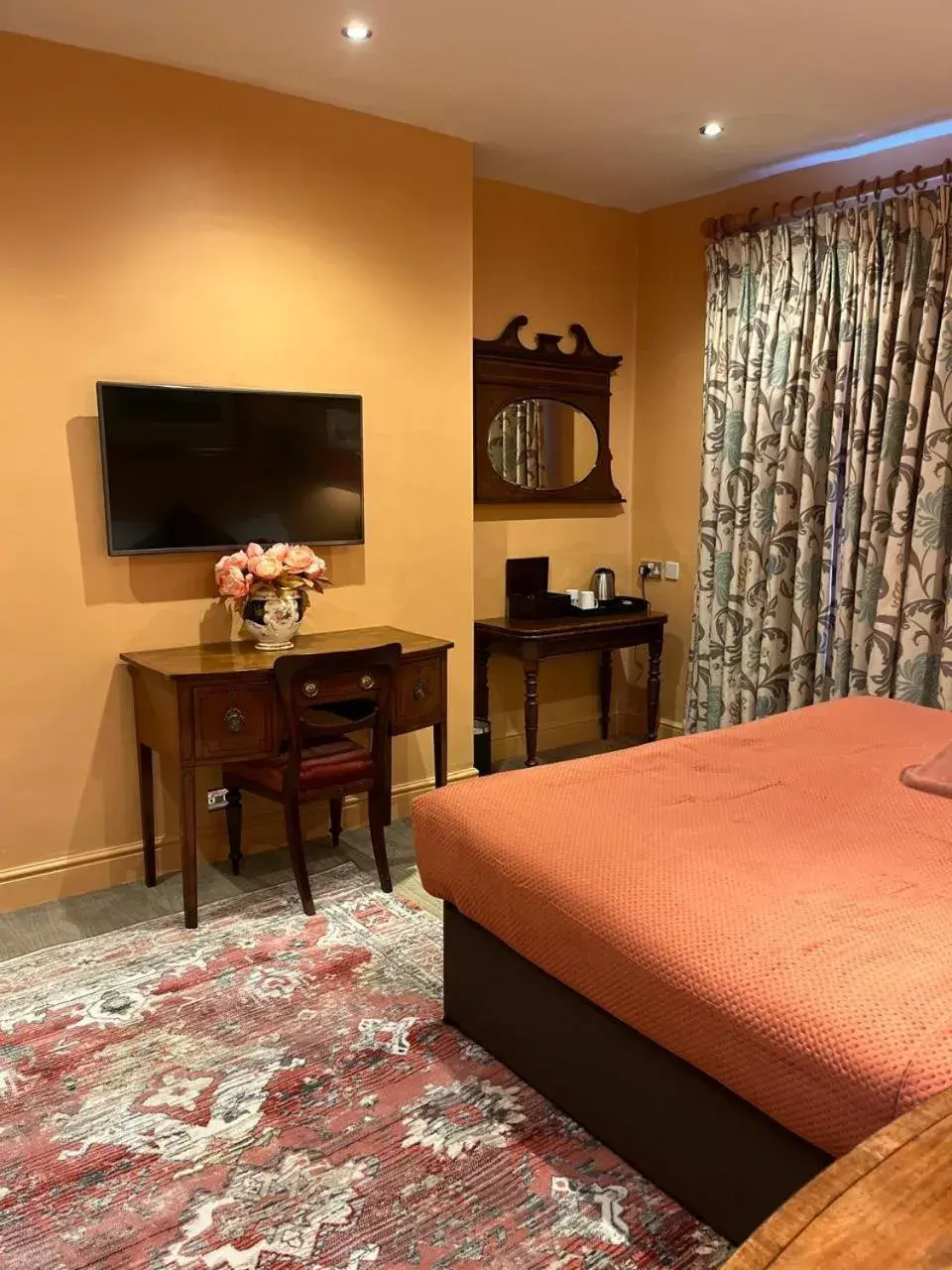 TV and multimedia, Bed in Queens Court Hotel TV and multimedia, Bed in Queens Court Hotel