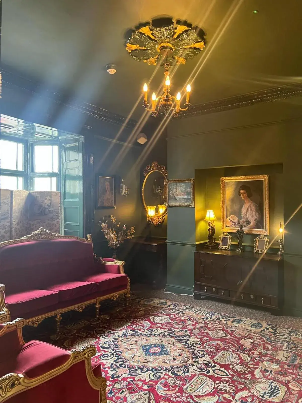 Lounge or bar in Queens Court Hotel Lounge or bar in Queens Court Hotel