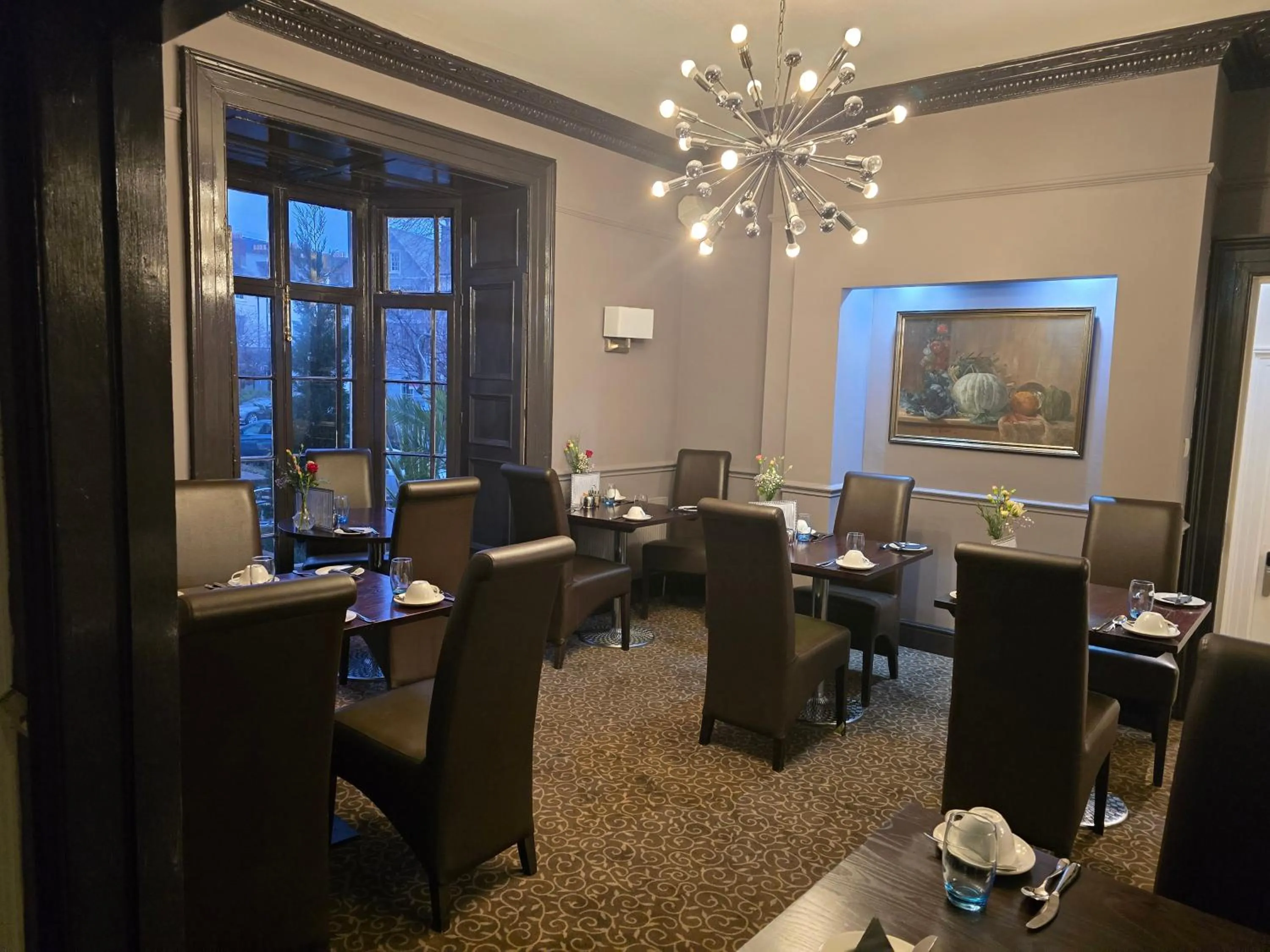 Restaurant/places to eat in Queens Court Hotel