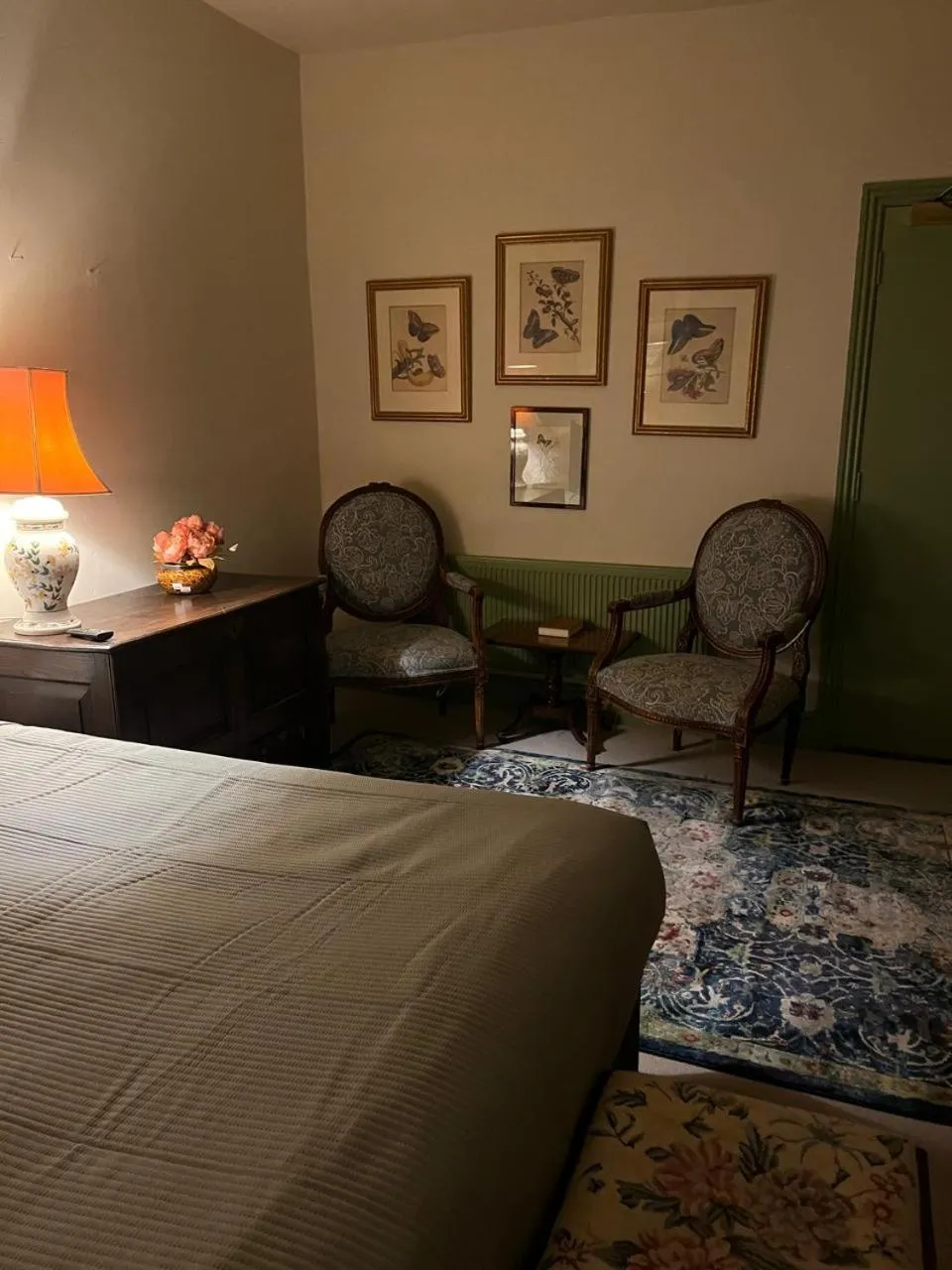 Bedroom, Bed in Queens Court Hotel