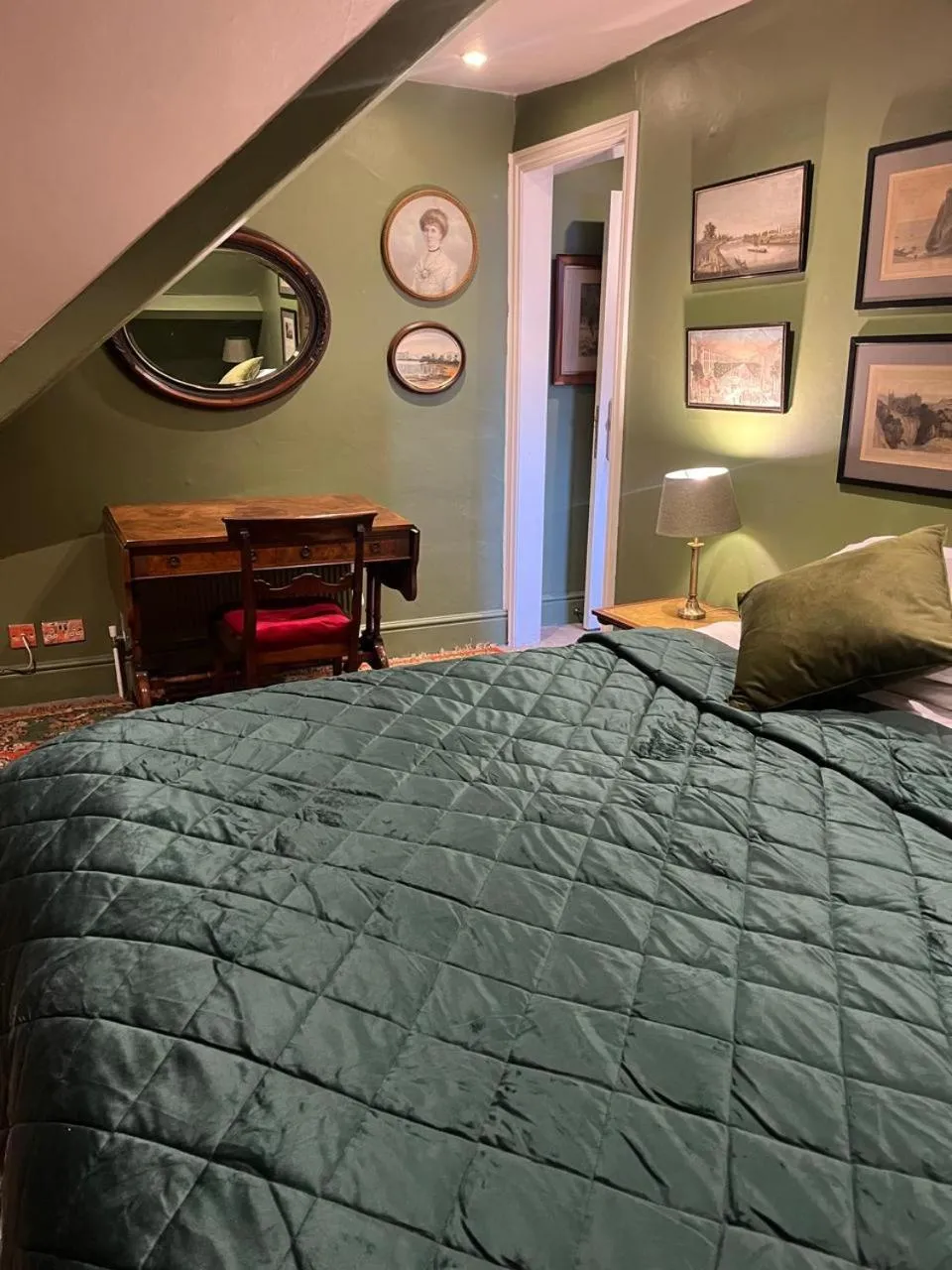 Bedroom, Bed in Queens Court Hotel