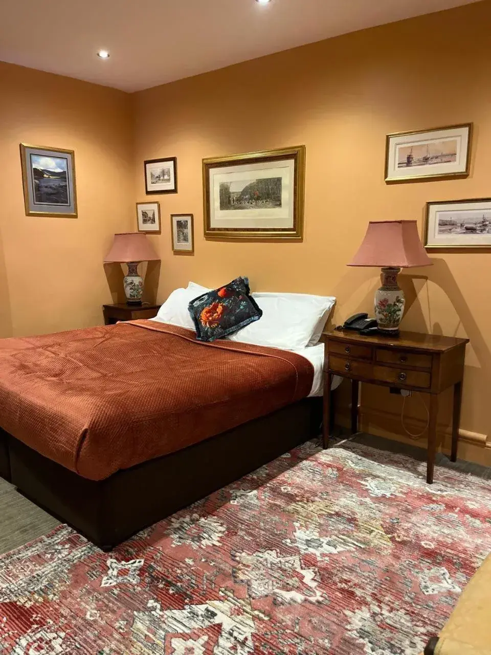 Bedroom, Bed in Queens Court Hotel Bedroom, Bed in Queens Court Hotel