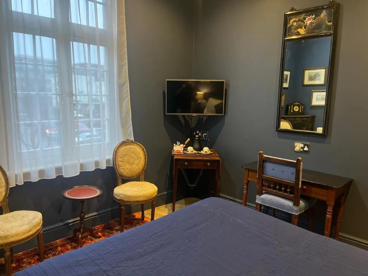 Bedroom, Bed in Queens Court Hotel