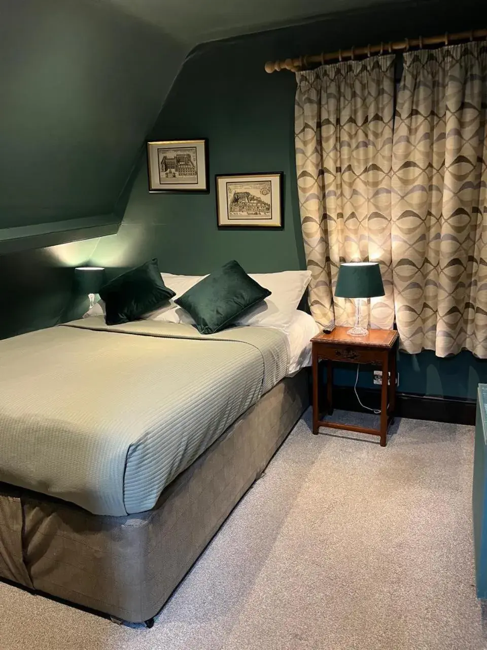 Bedroom, Bed in Queens Court Hotel Bedroom, Bed in Queens Court Hotel