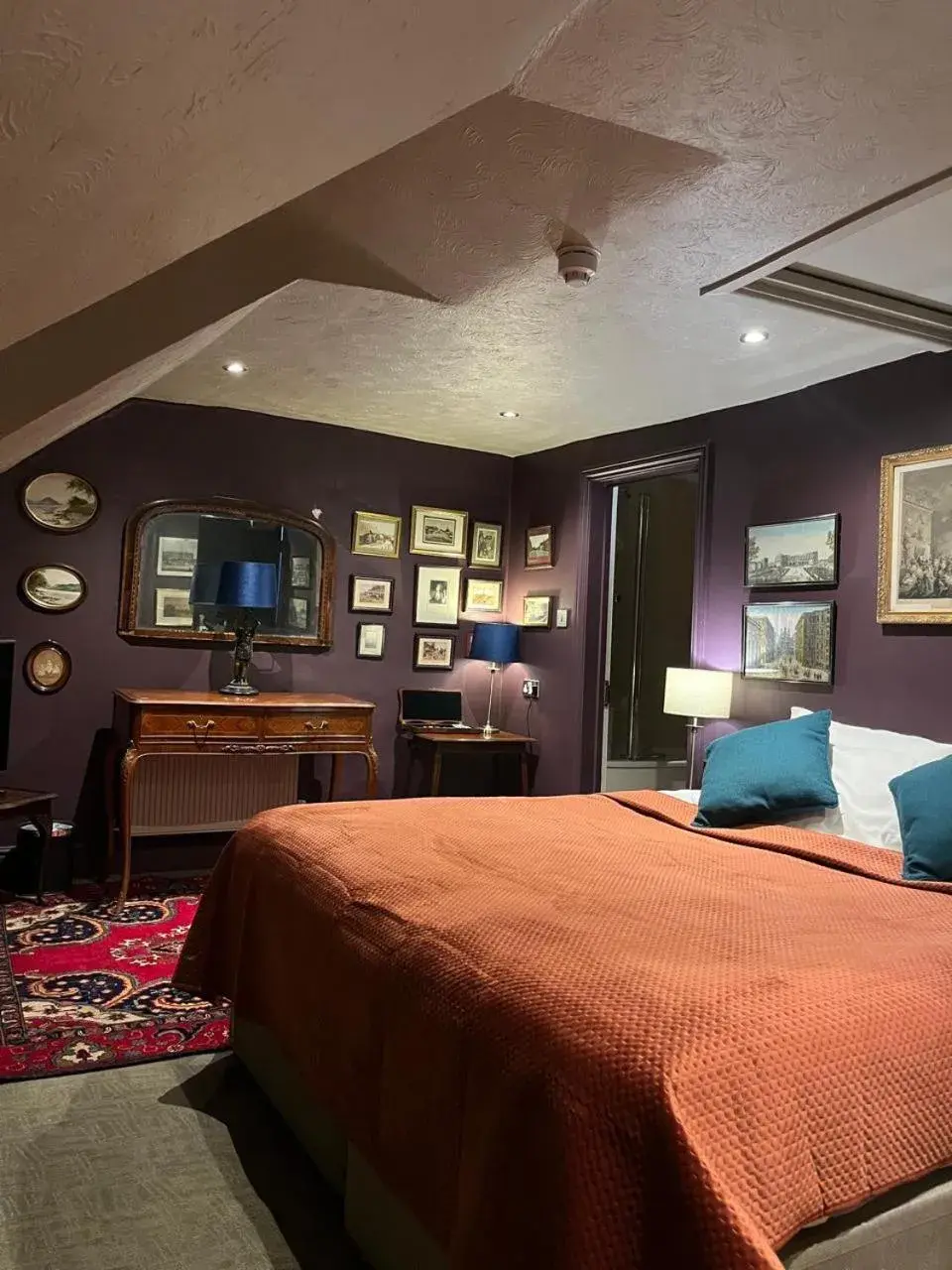 Bedroom, Bed in Queens Court Hotel Bedroom, Bed in Queens Court Hotel