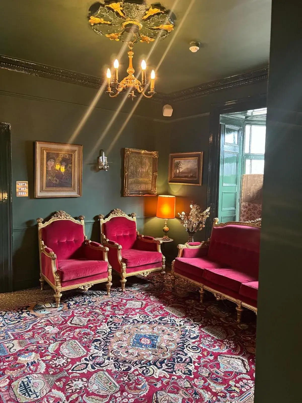 Lounge or bar, Bed in Queens Court Hotel Lounge or bar, Bed in Queens Court Hotel