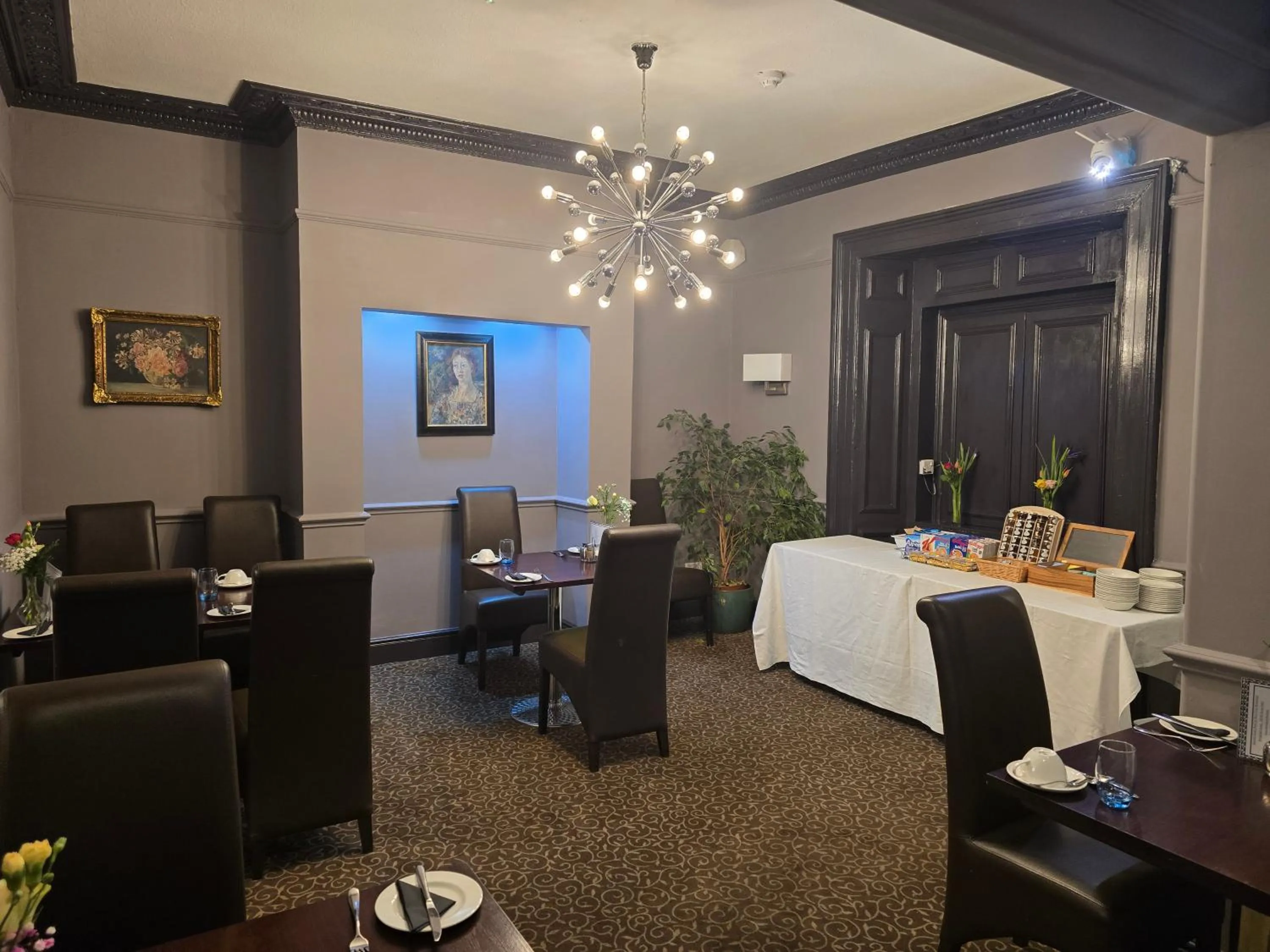 Restaurant/places to eat in Queens Court Hotel