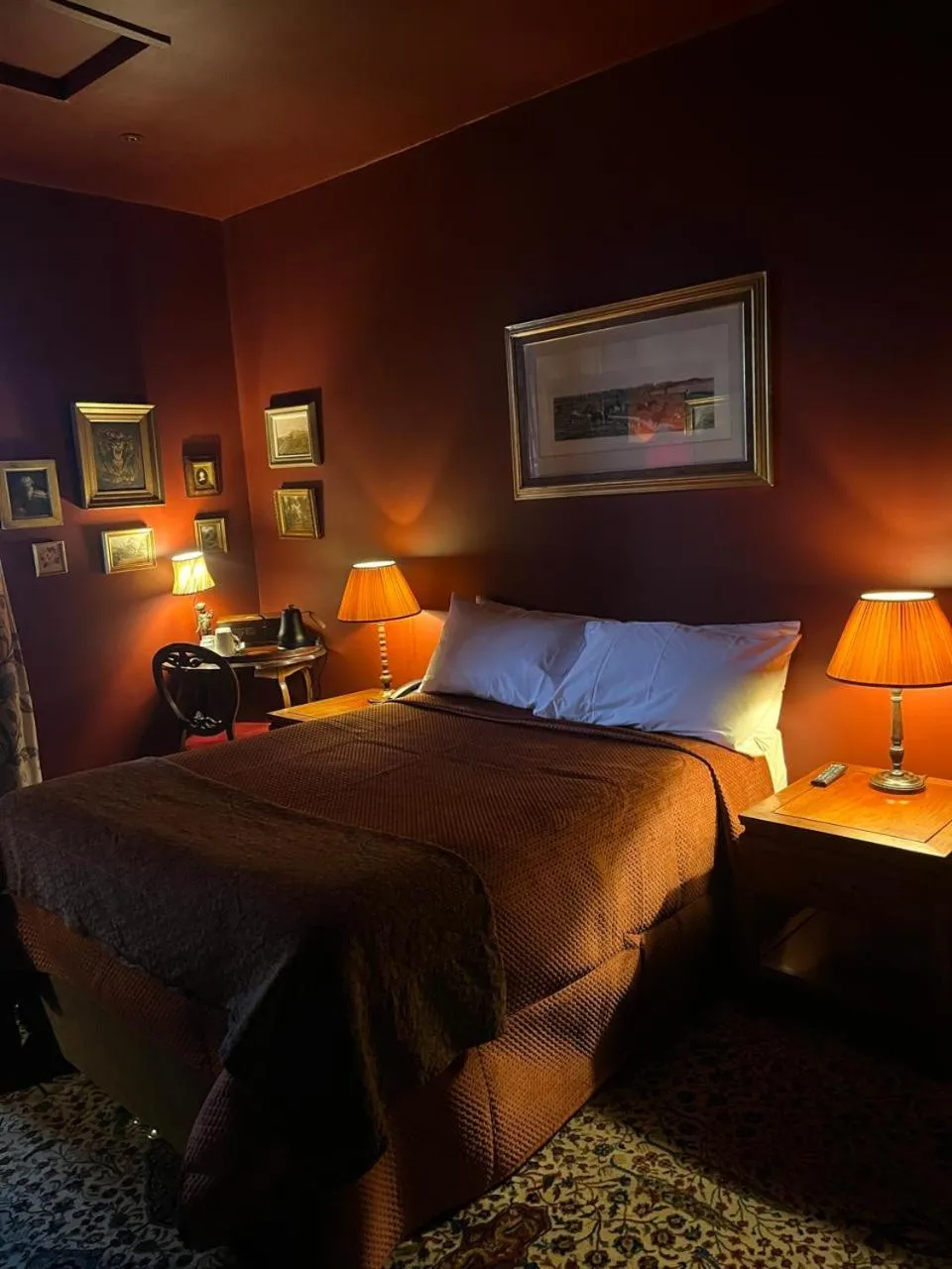 Bedroom, Bed in Queens Court Hotel