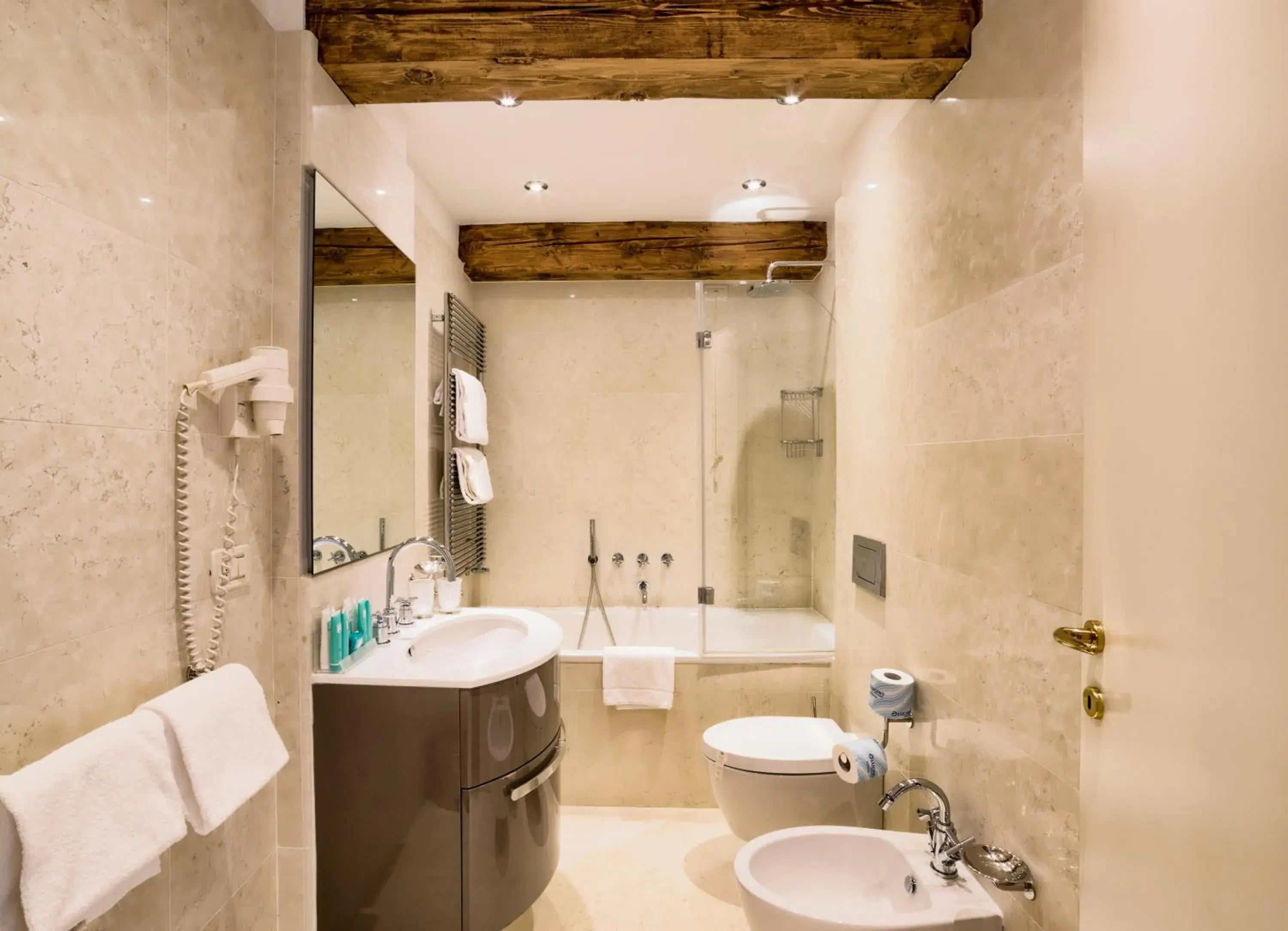 Deluxe Apartment with Canal view in Al Redentore Di Venezia Deluxe Apartment with Canal view in Al Redentore Di Venezia