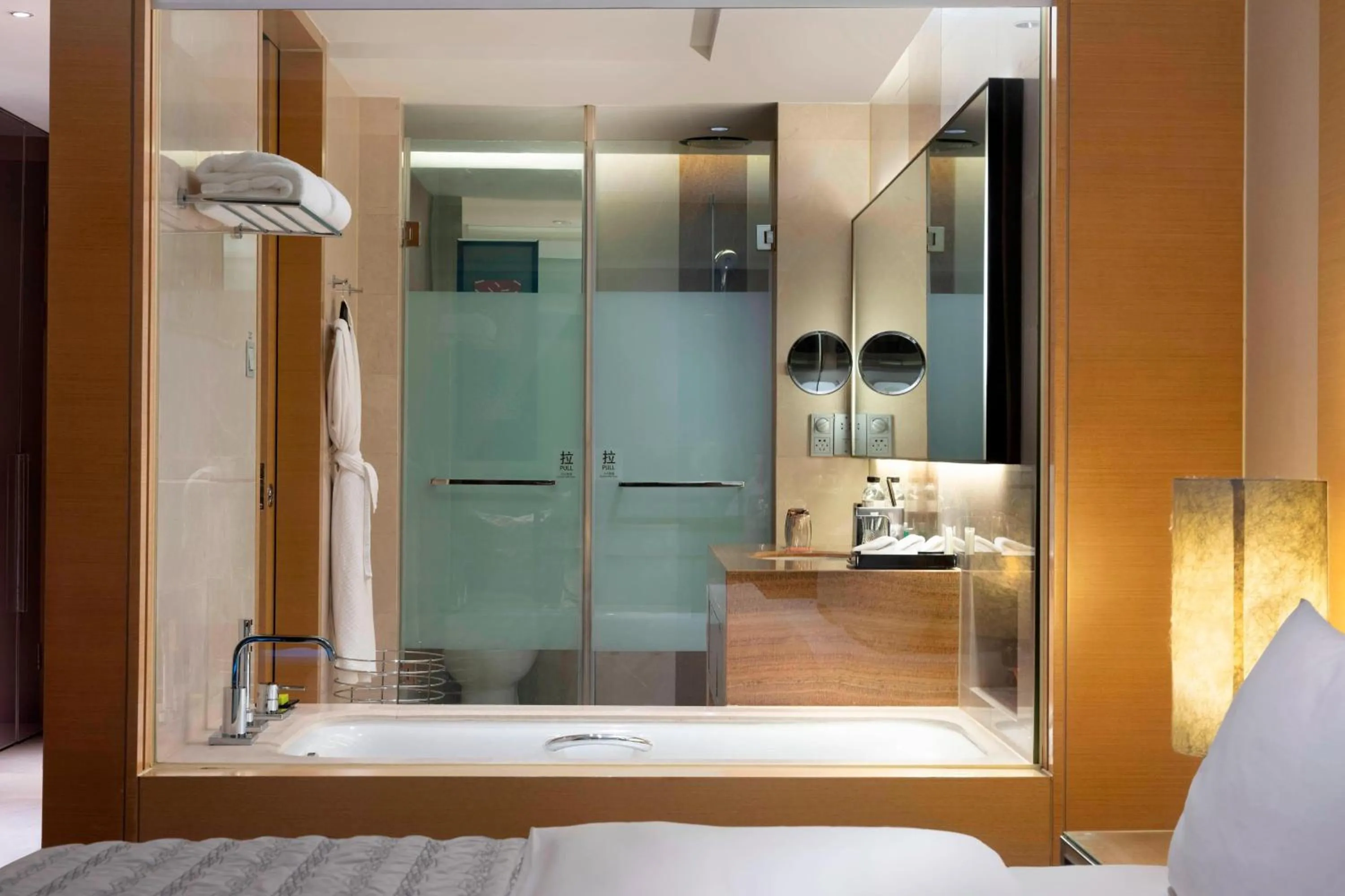 Hot Tub, Bed in Le Méridien Qingdao l Instagrammable l CBD l Nearby seaside,nearby May 4th Square