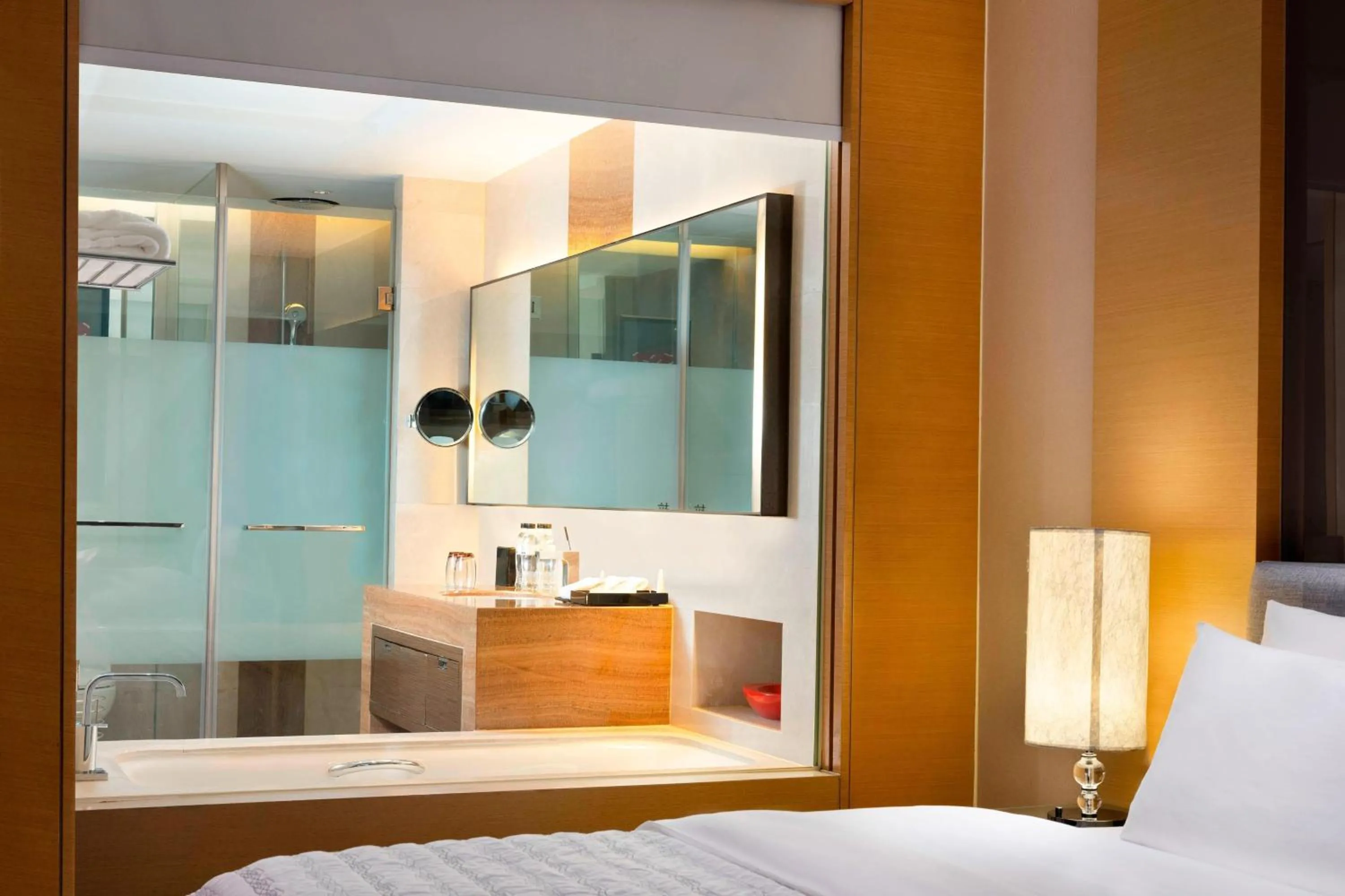 Hot Tub, Bed in Le Méridien Qingdao l Instagrammable l CBD l Nearby seaside,nearby May 4th Square