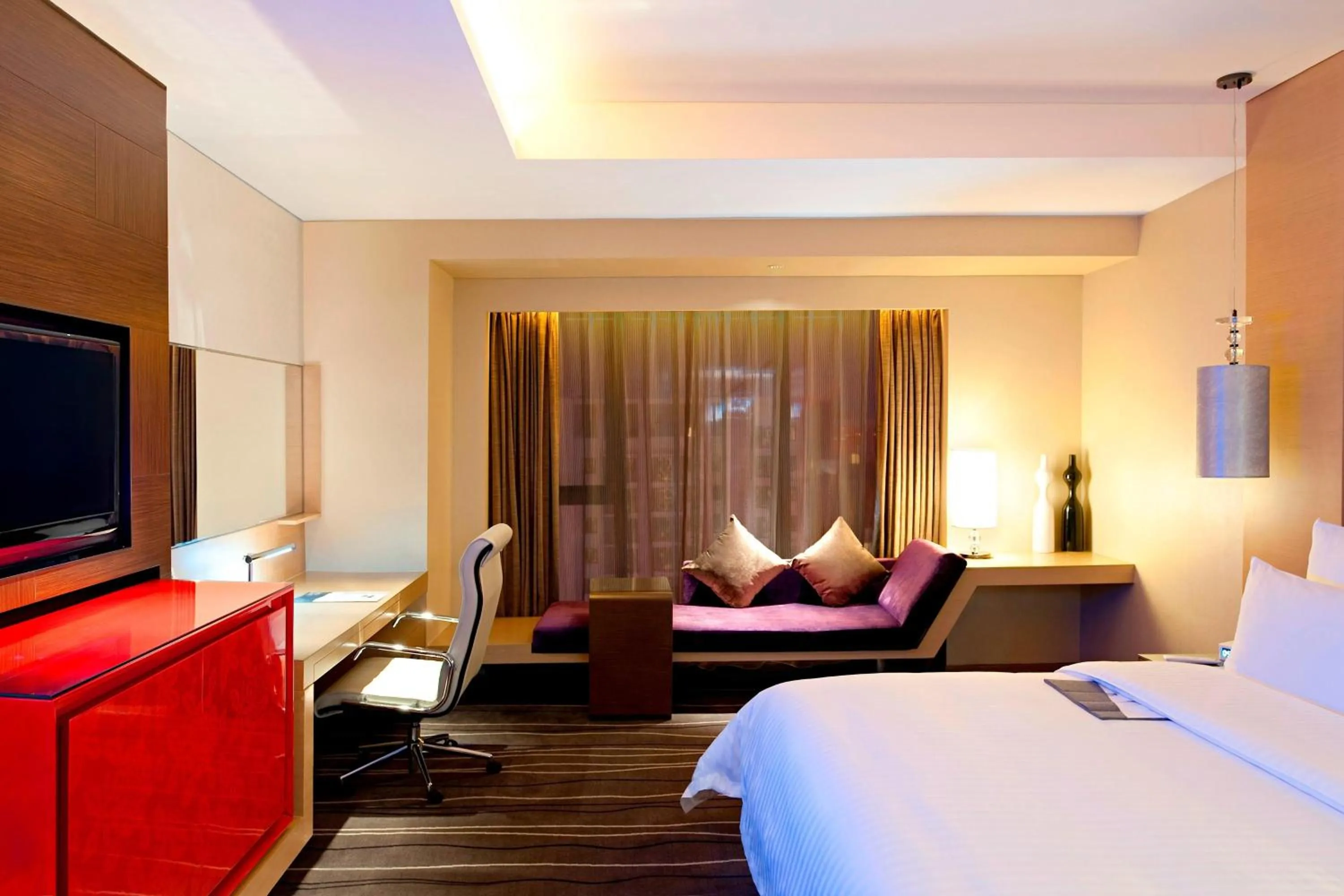 Photo of the whole room, Bed in Le Méridien Qingdao l Instagrammable l CBD l Nearby seaside,nearby May 4th Square