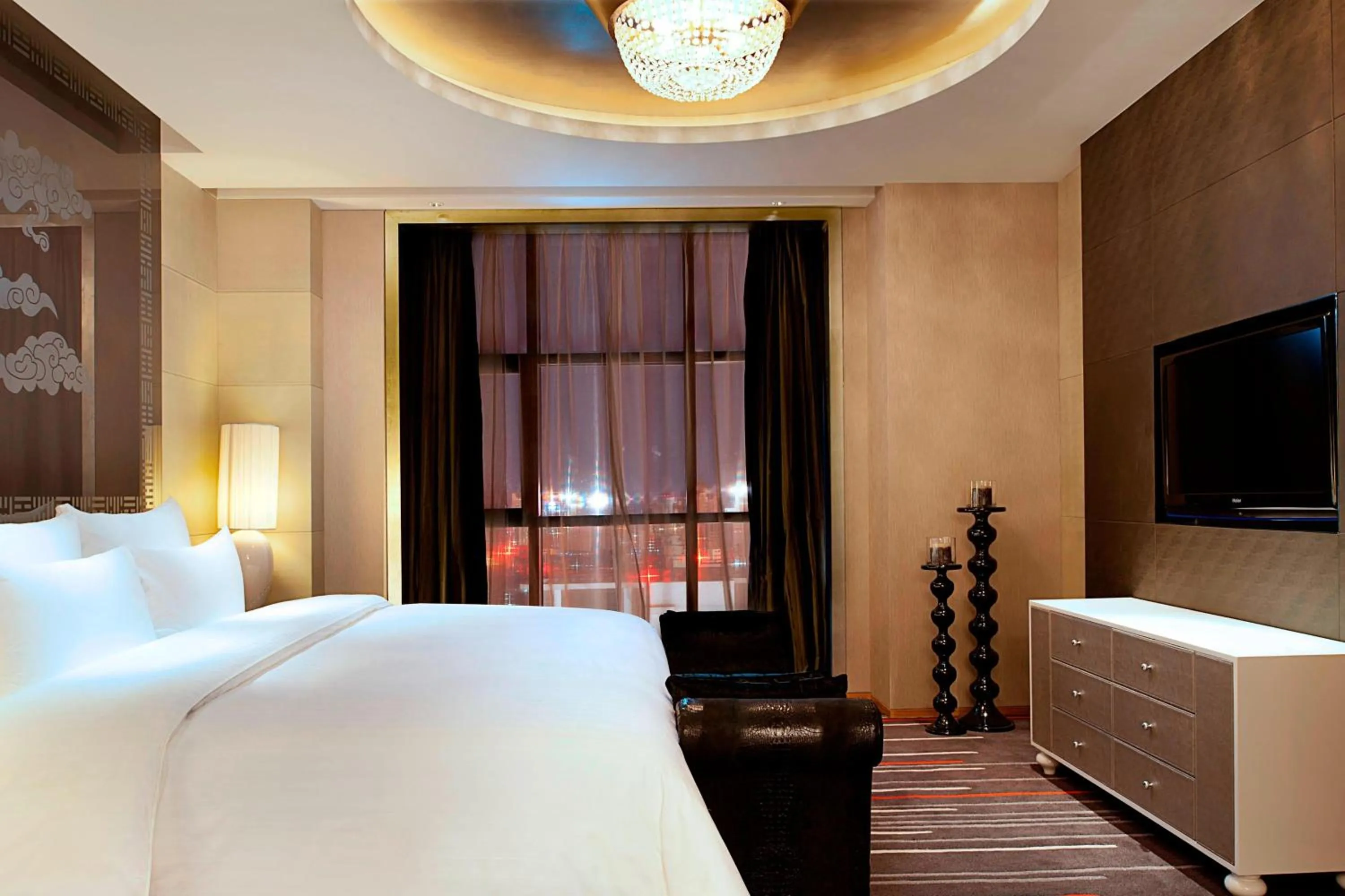 Bedroom, Bed in Le Méridien Qingdao l Instagrammable l CBD l Nearby seaside,nearby May 4th Square