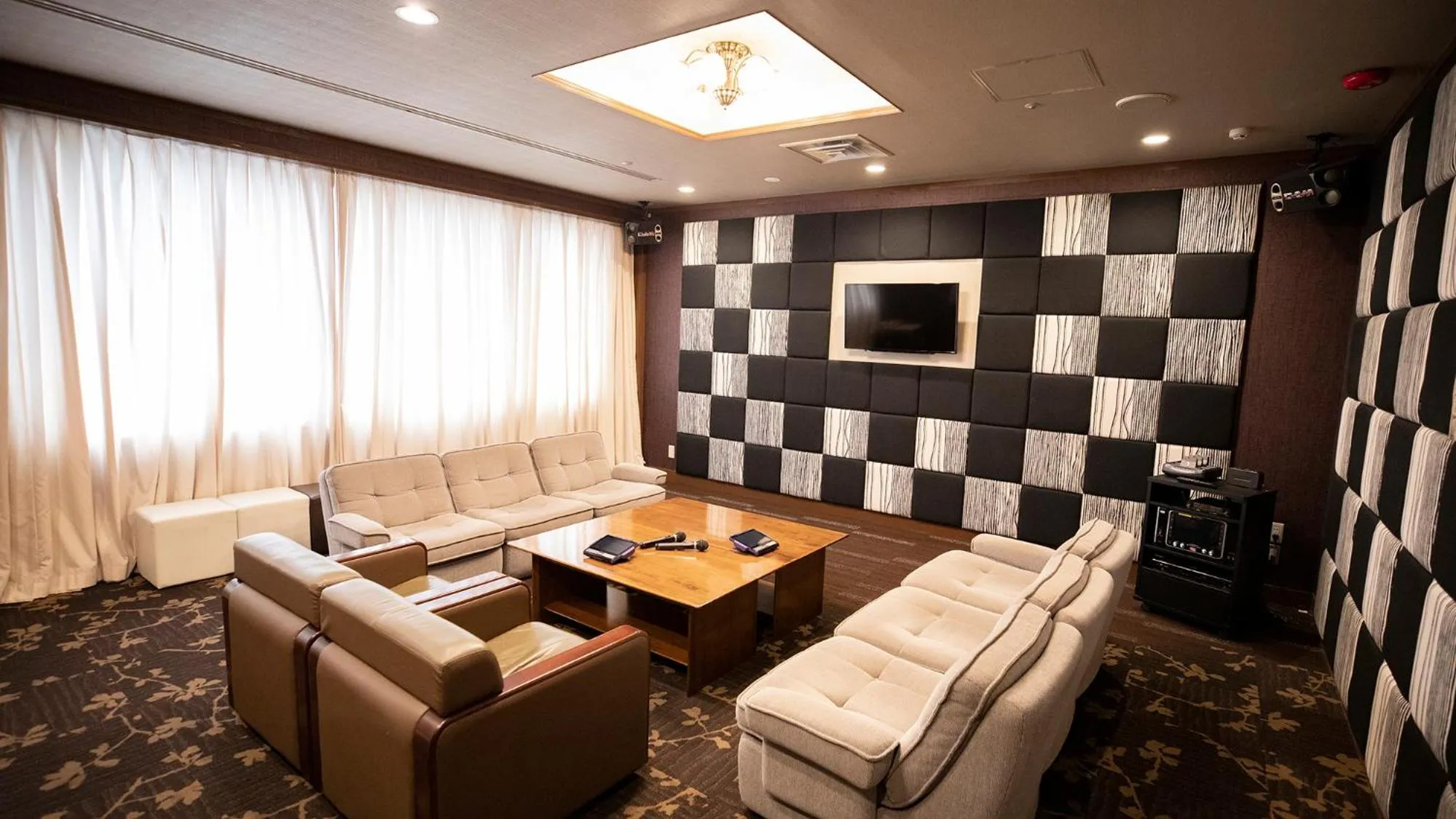 Karaoke in Kamogawa Country Hotel