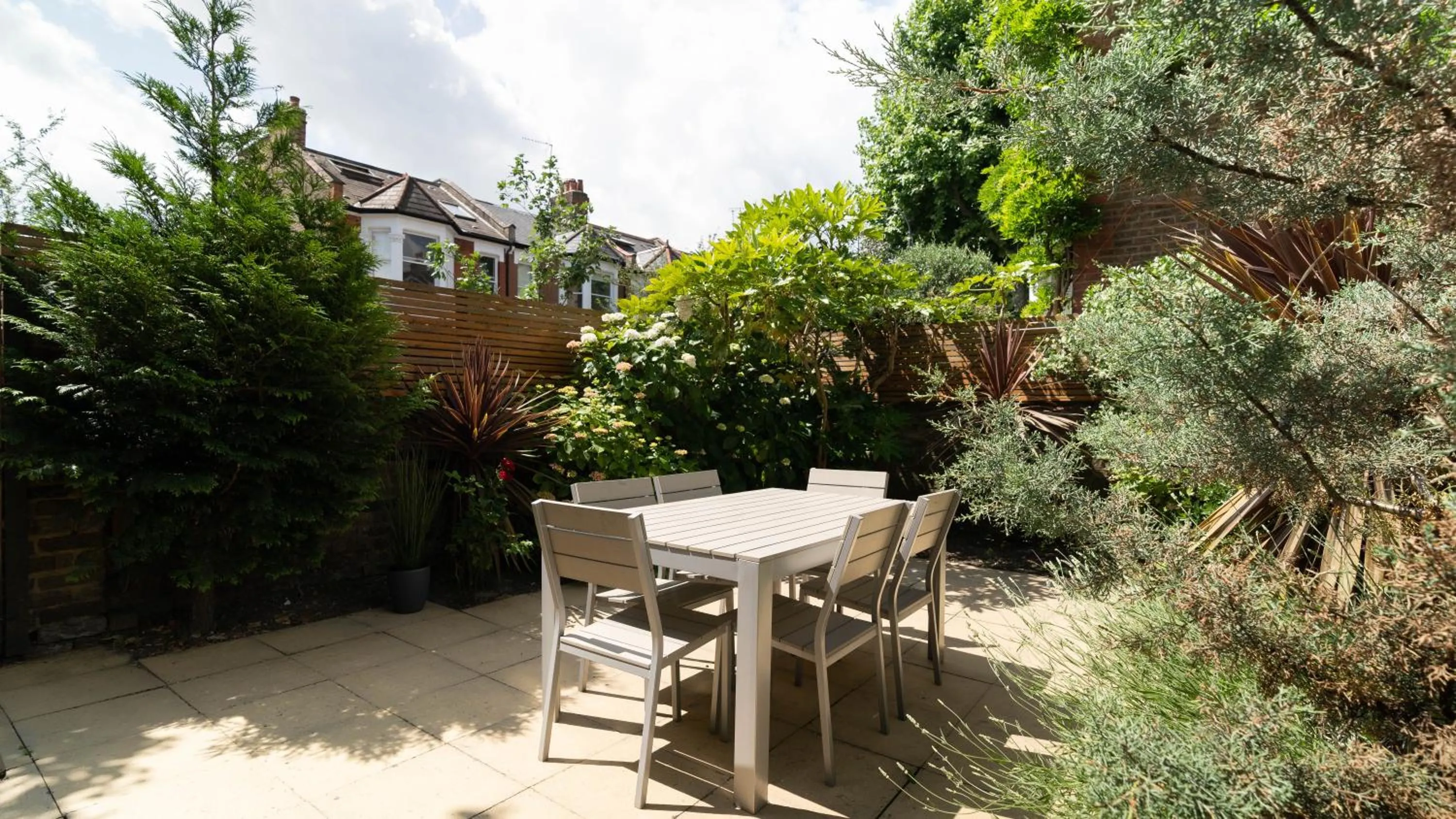 Garden in Lamington Apartments - London Hammersmith