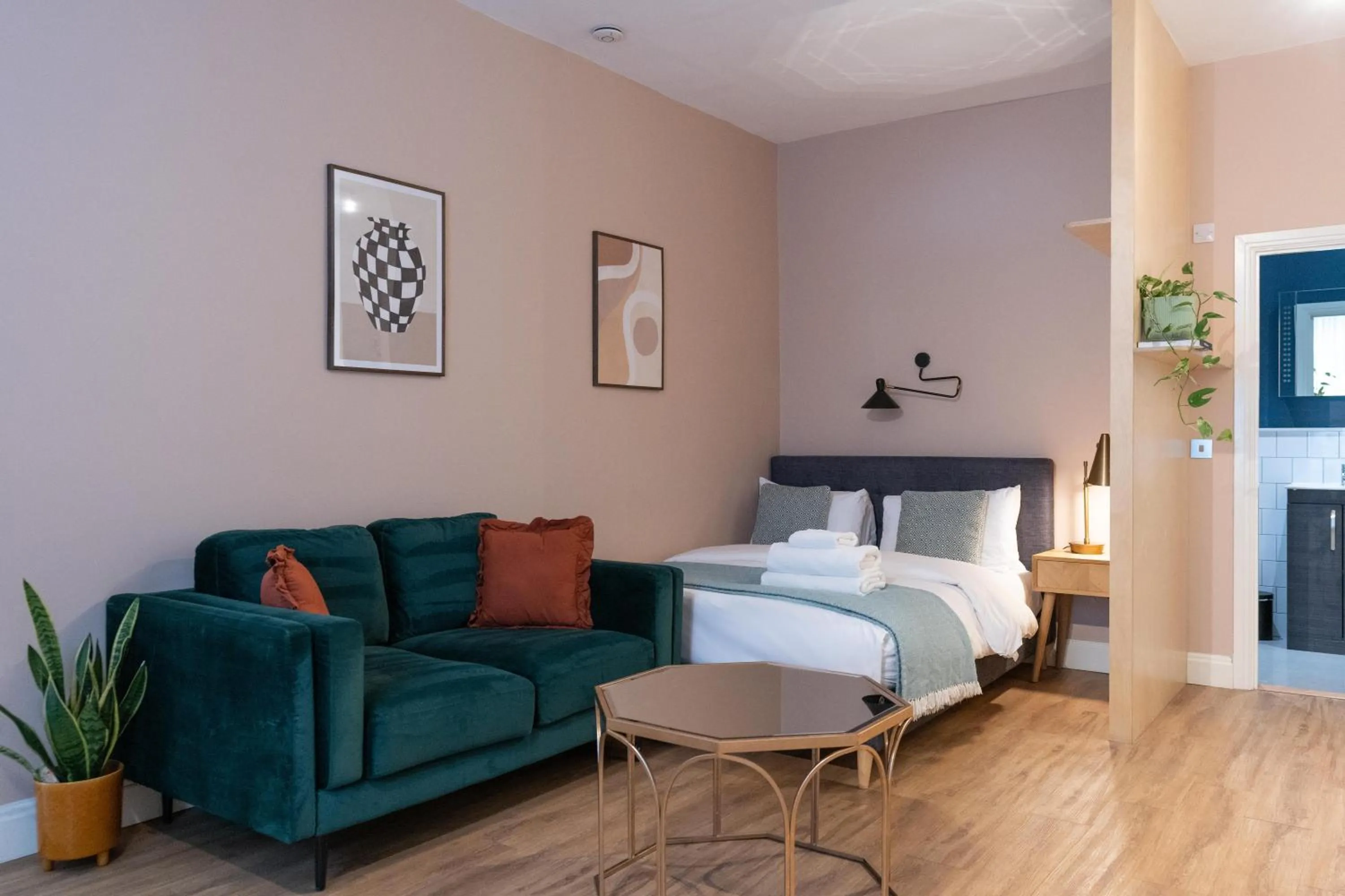 Photo of the whole room, Bed in Lamington Apartments - London Hammersmith