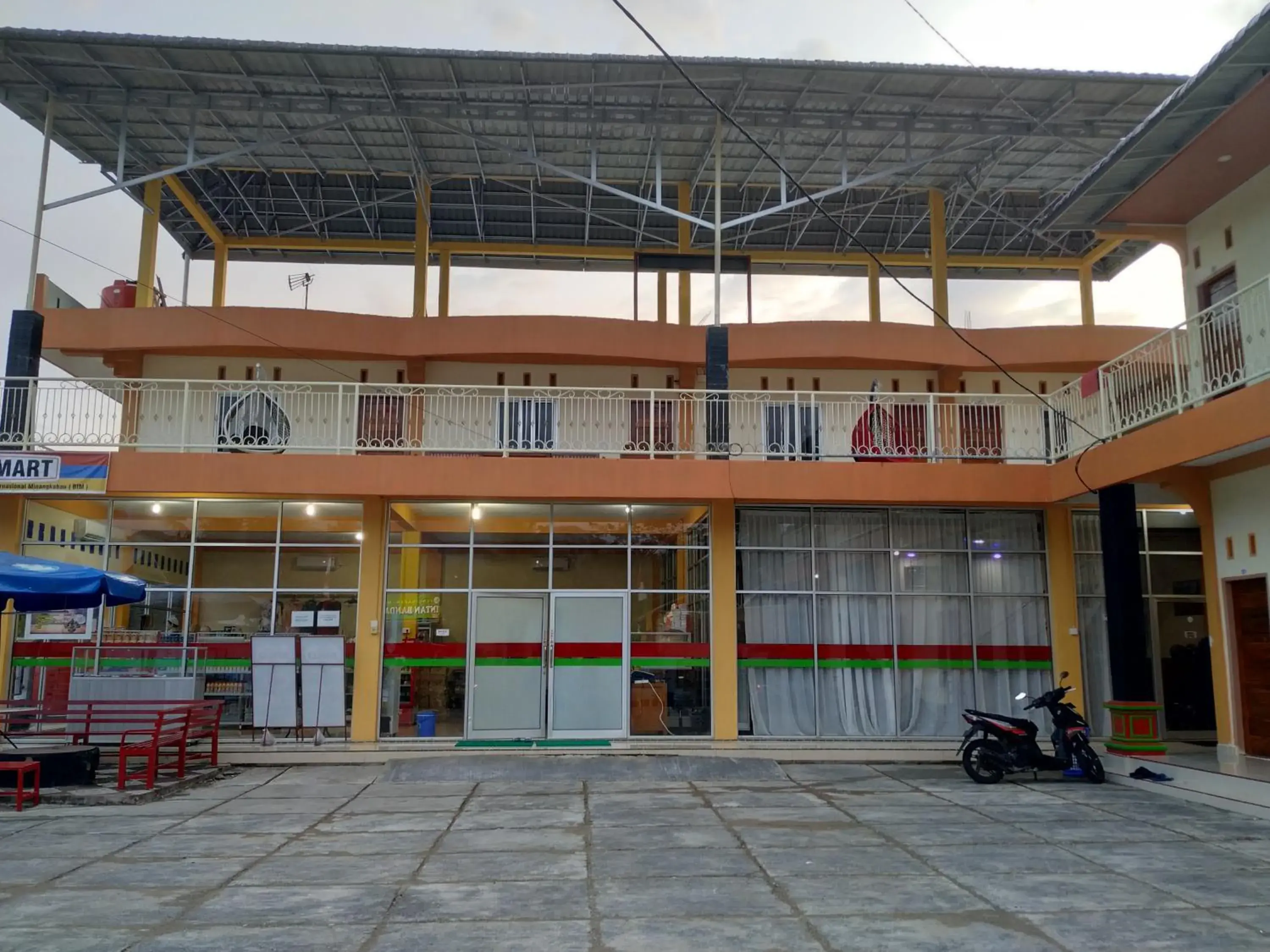 Facade/entrance in Penginapan Intan Bandara Facade/entrance in Penginapan Intan Bandara
