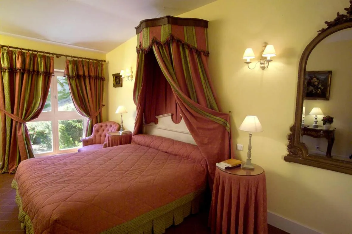 Bed in Hôtel Château de Cavanac