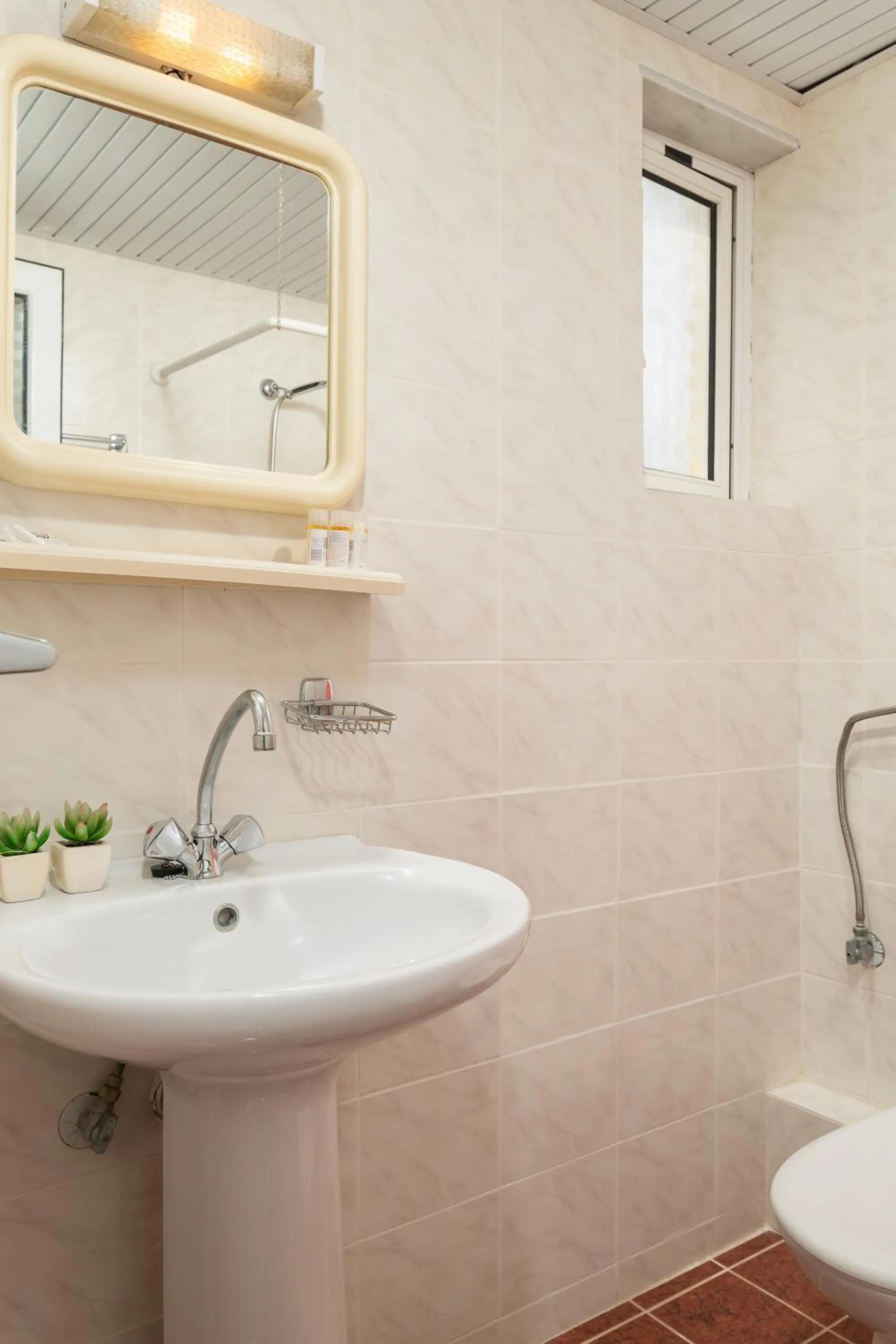 Toilet in Dimitra & Evdokia Hotel