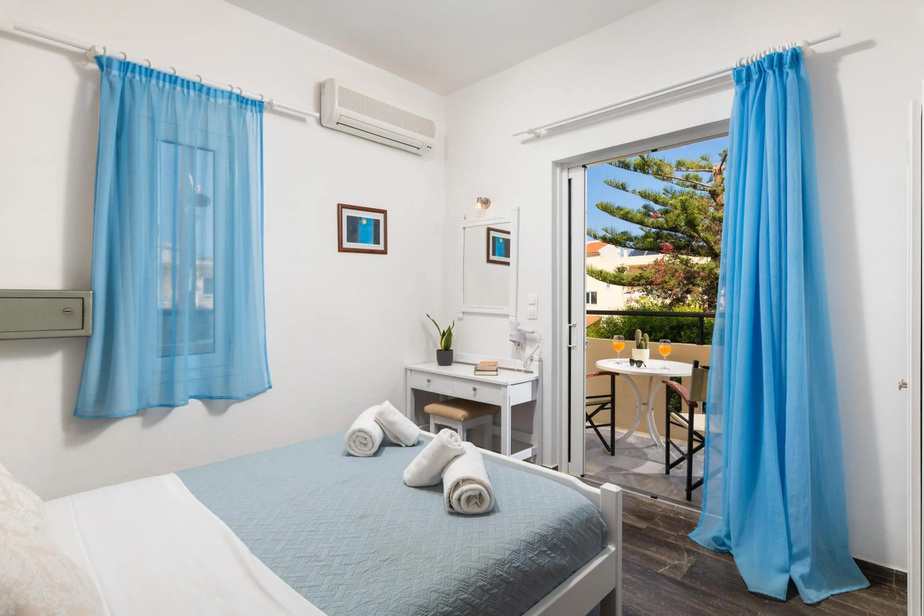 Balcony/Terrace, Bed in Dimitra & Evdokia Hotel