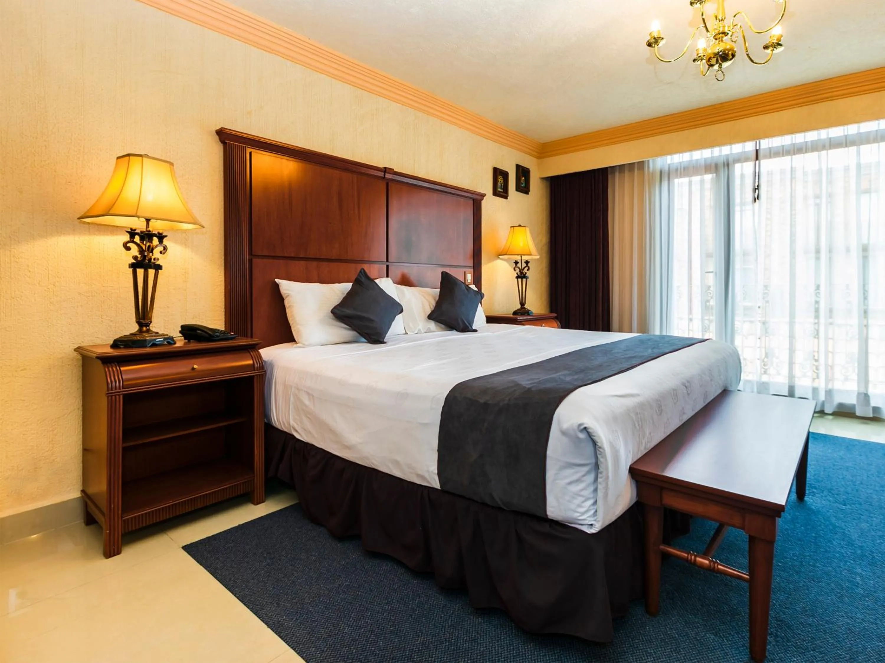 Photo of the whole room, Bed in Quinta del Rey Hotel