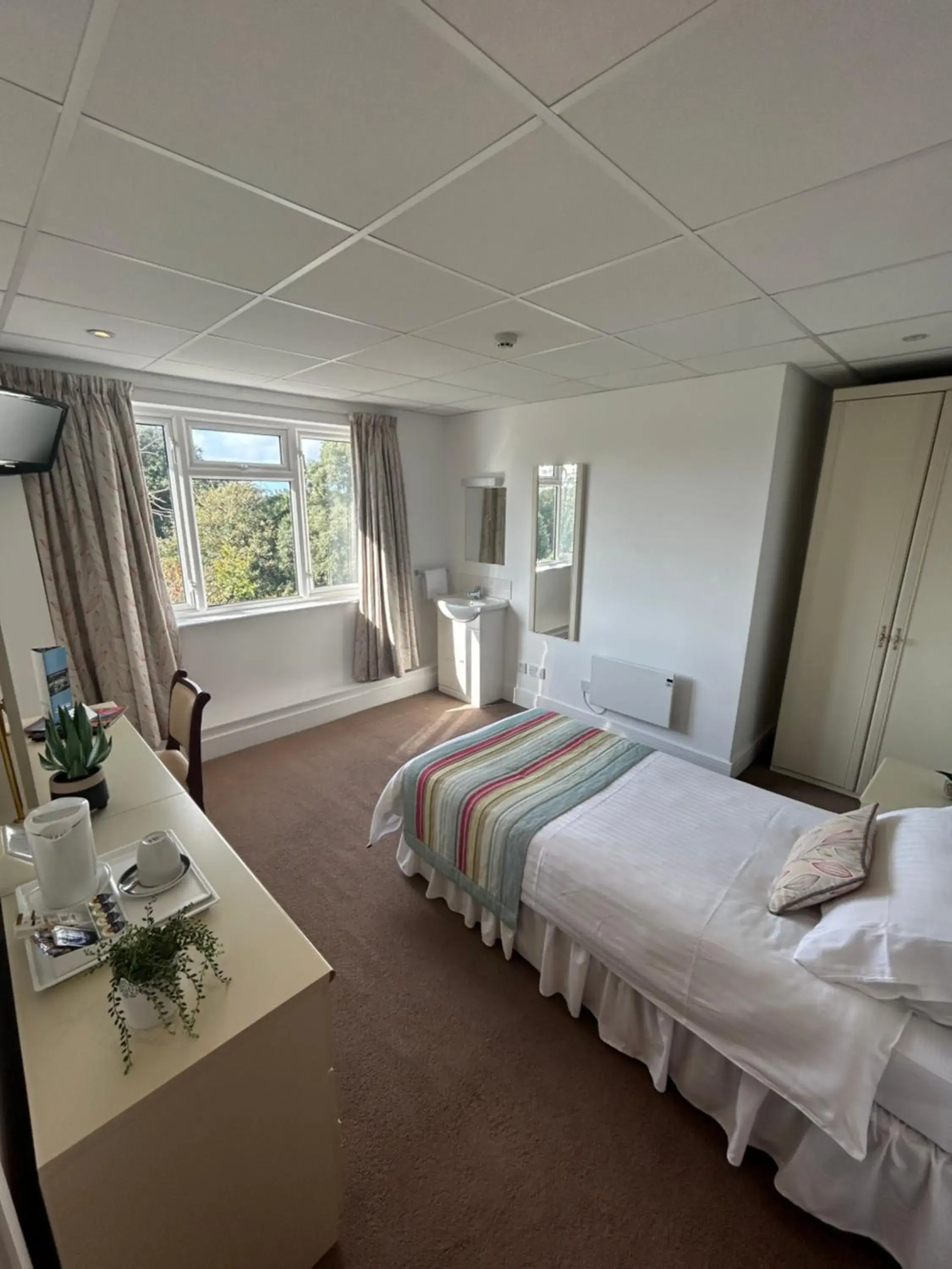 Superior Single Room with Pool View in Westhill Country Hotel Superior Single Room with Pool View in Westhill Country Hotel