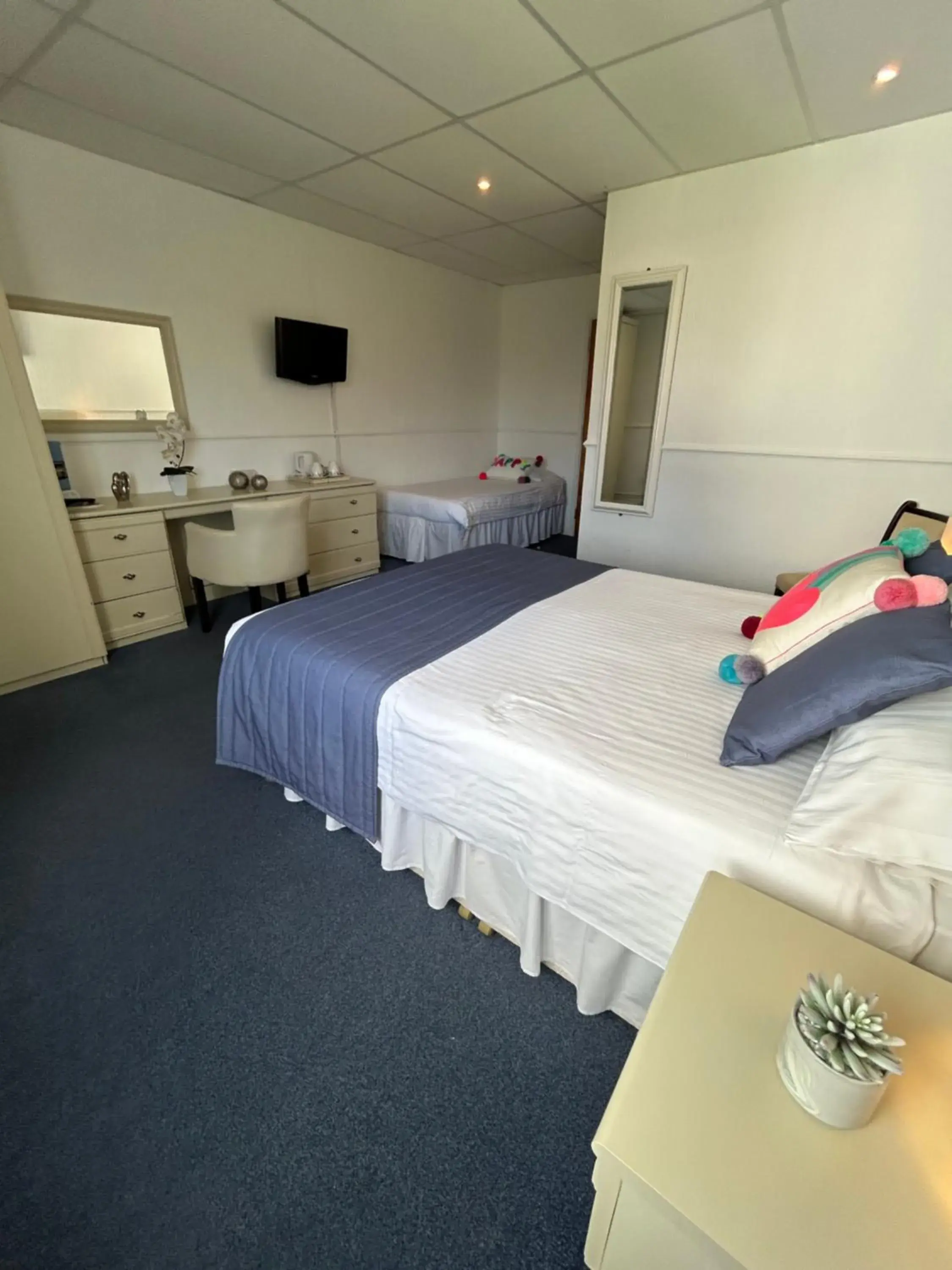 Triple Room in Westhill Country Hotel Triple Room in Westhill Country Hotel