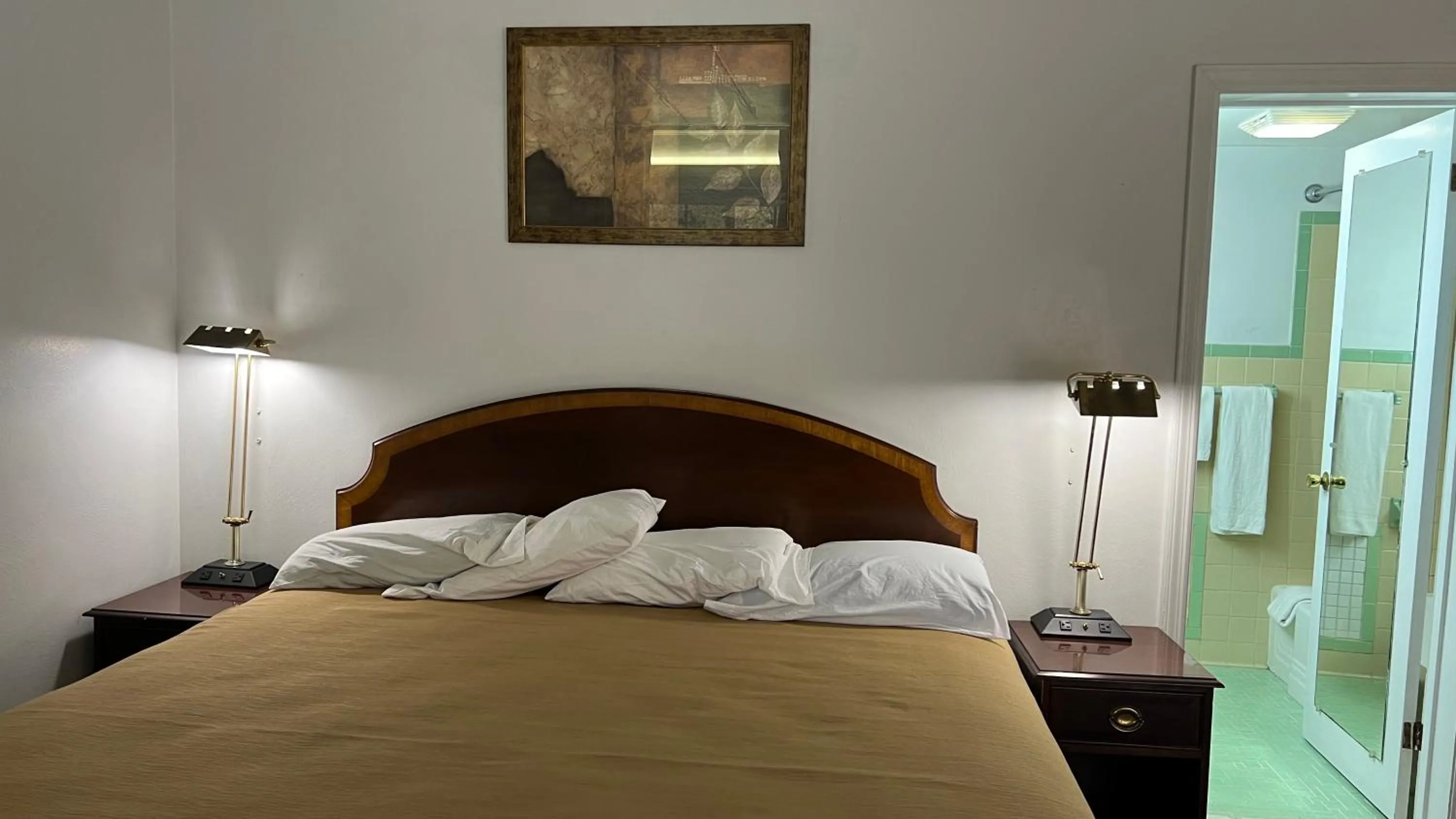 Bed in Relax Inn Altoona