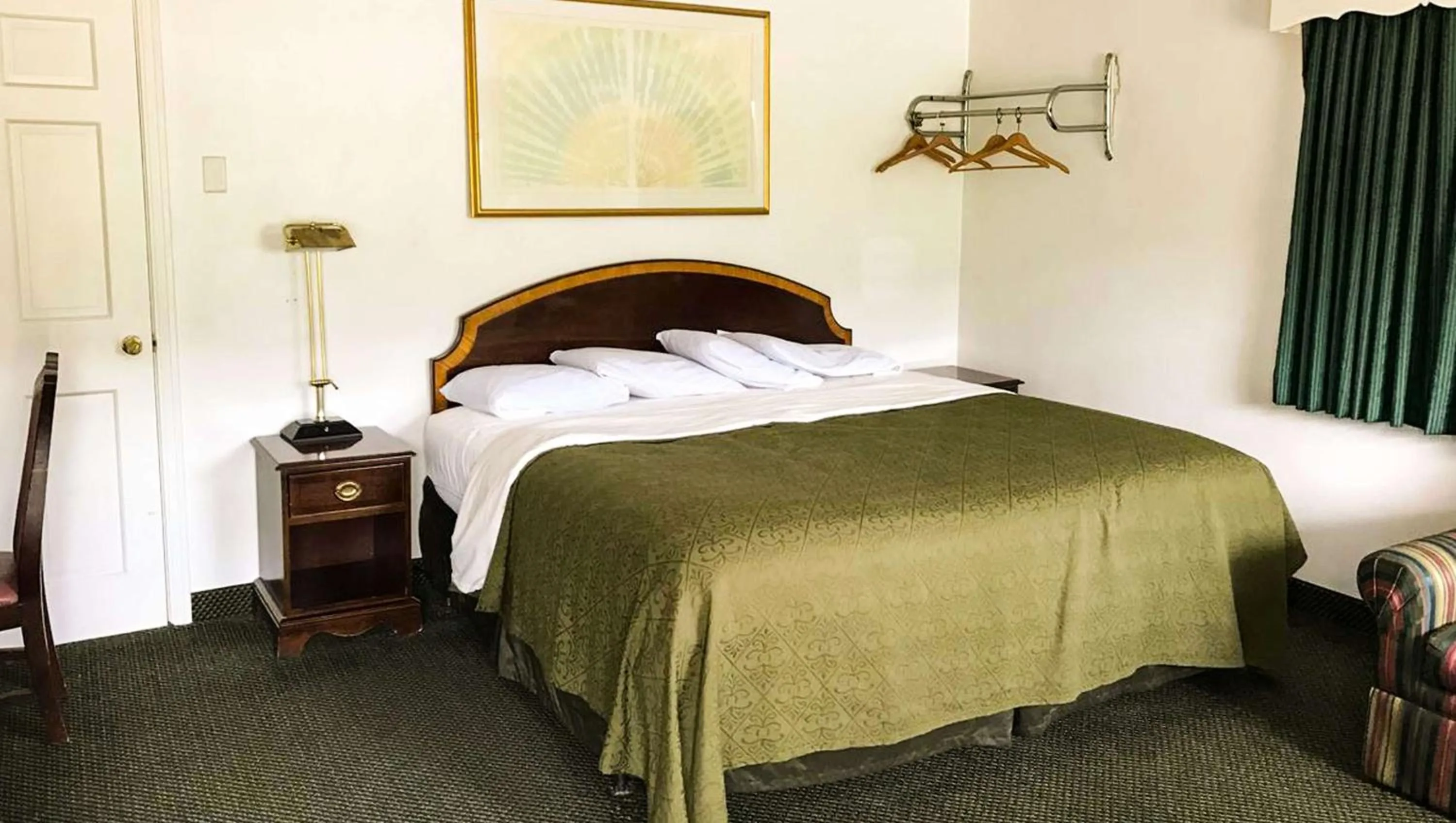 Photo of the whole room, Bed in Relax Inn Altoona