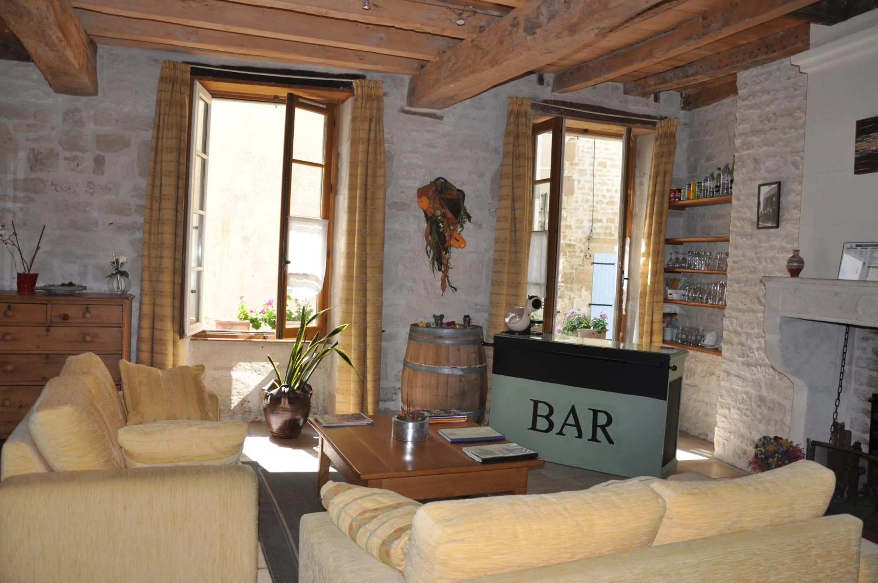 Lounge or bar in Hôtel du Donjon