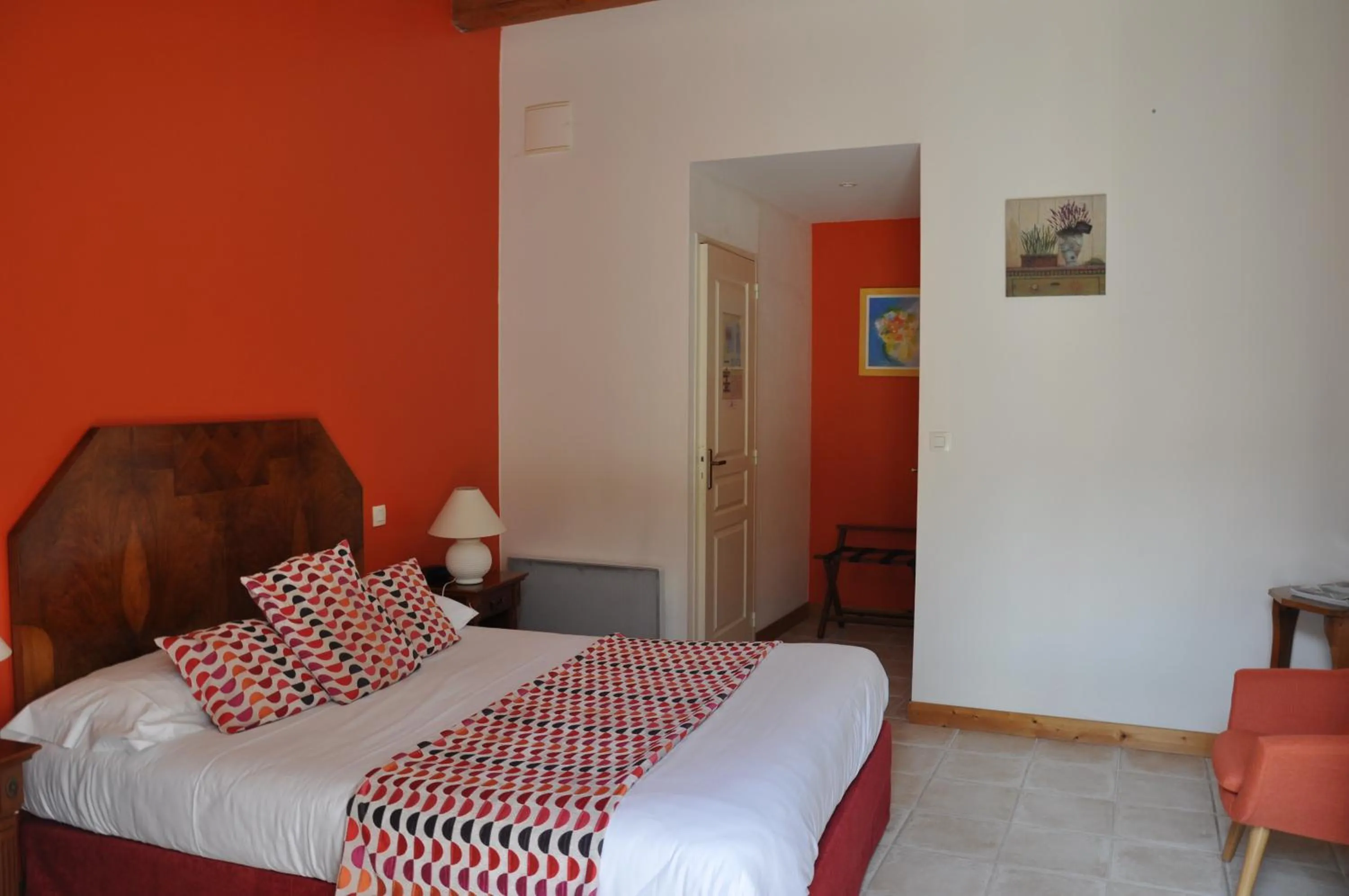 Photo of the whole room, Bed in Hôtel du Donjon