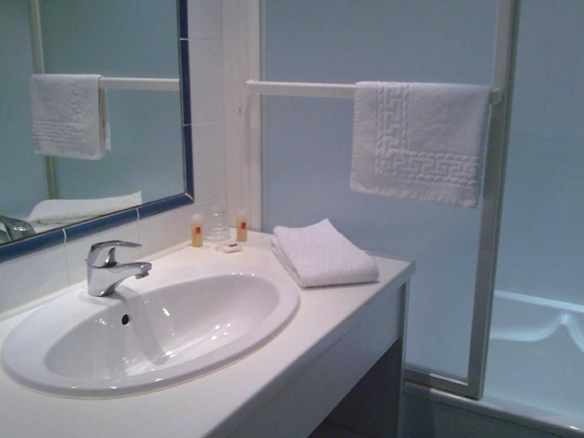 Bathroom in Hôtel du Donjon