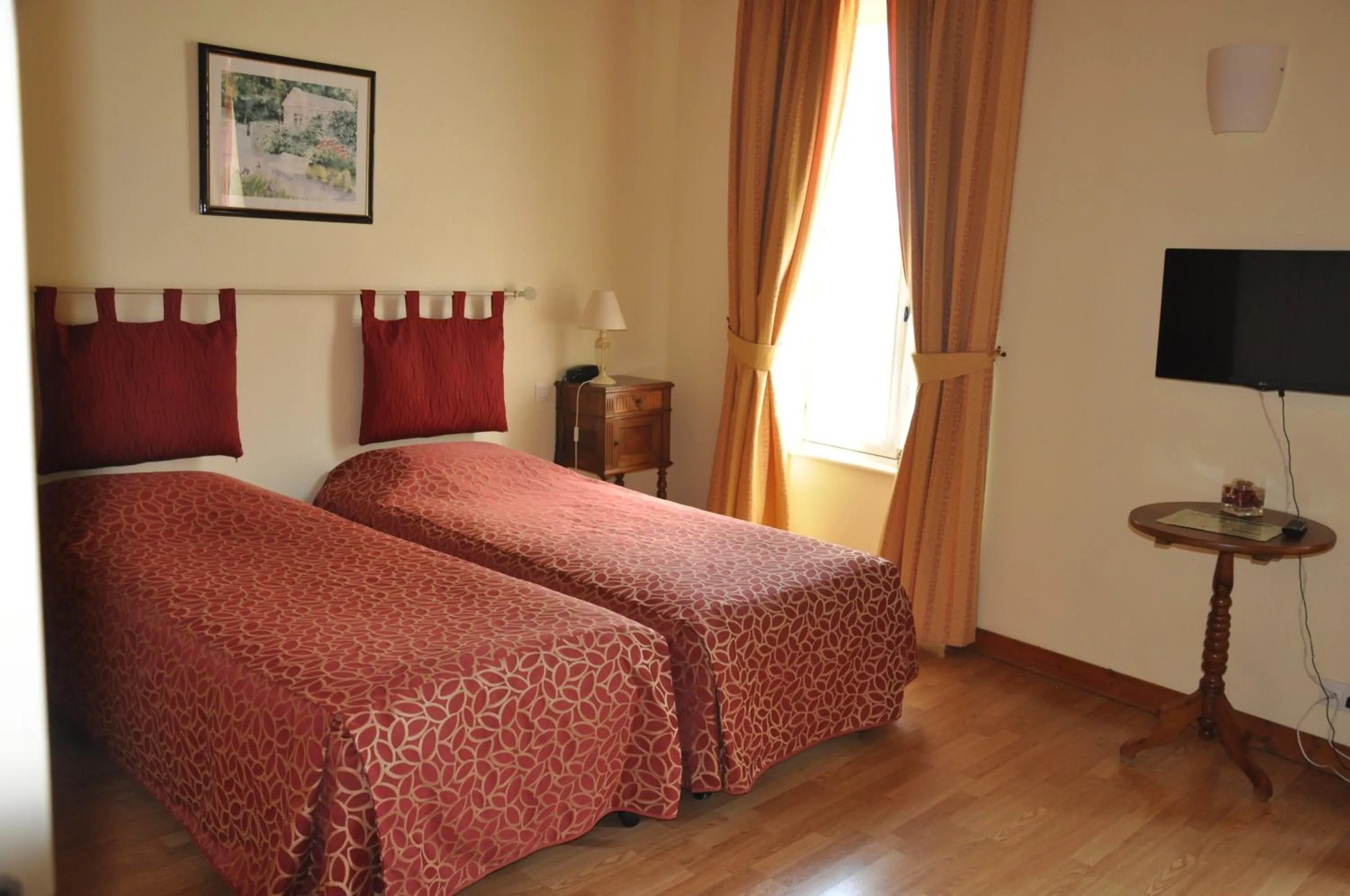 Photo of the whole room, Bed in Hôtel du Donjon