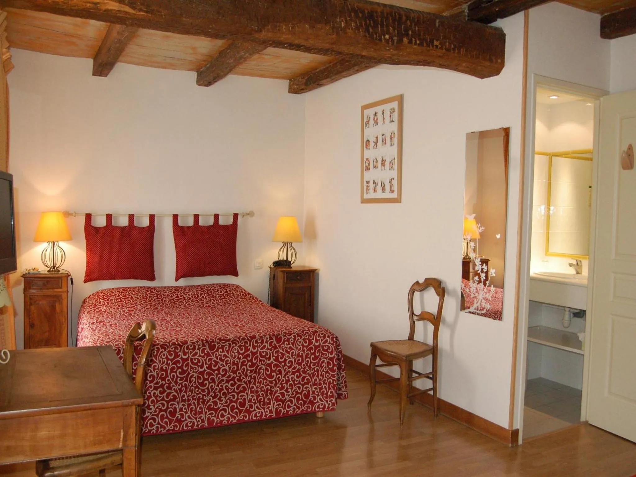 Bed in Hôtel du Donjon