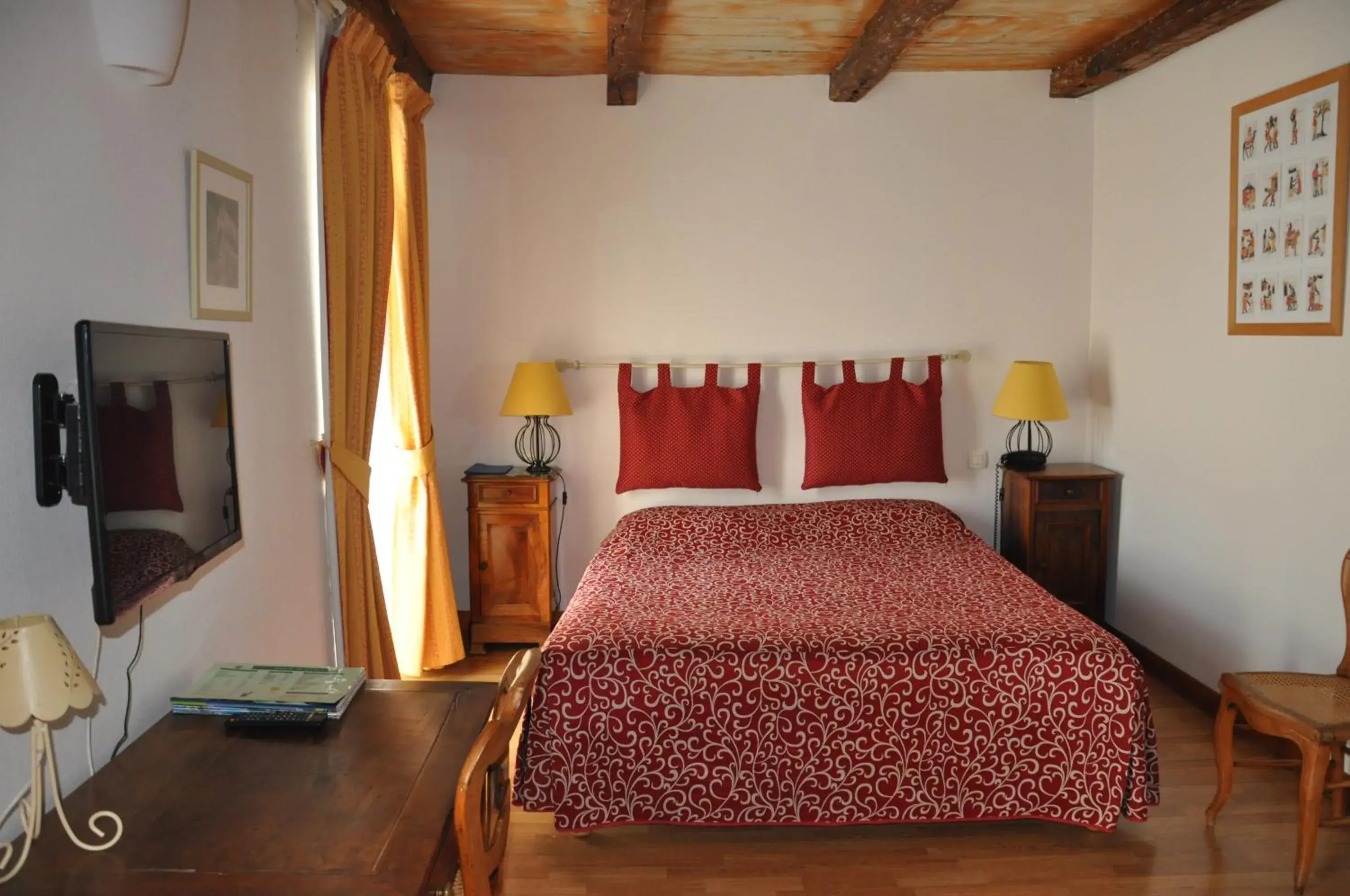 Comfort Triple Room in Hôtel du Donjon Comfort Triple Room in Hôtel du Donjon