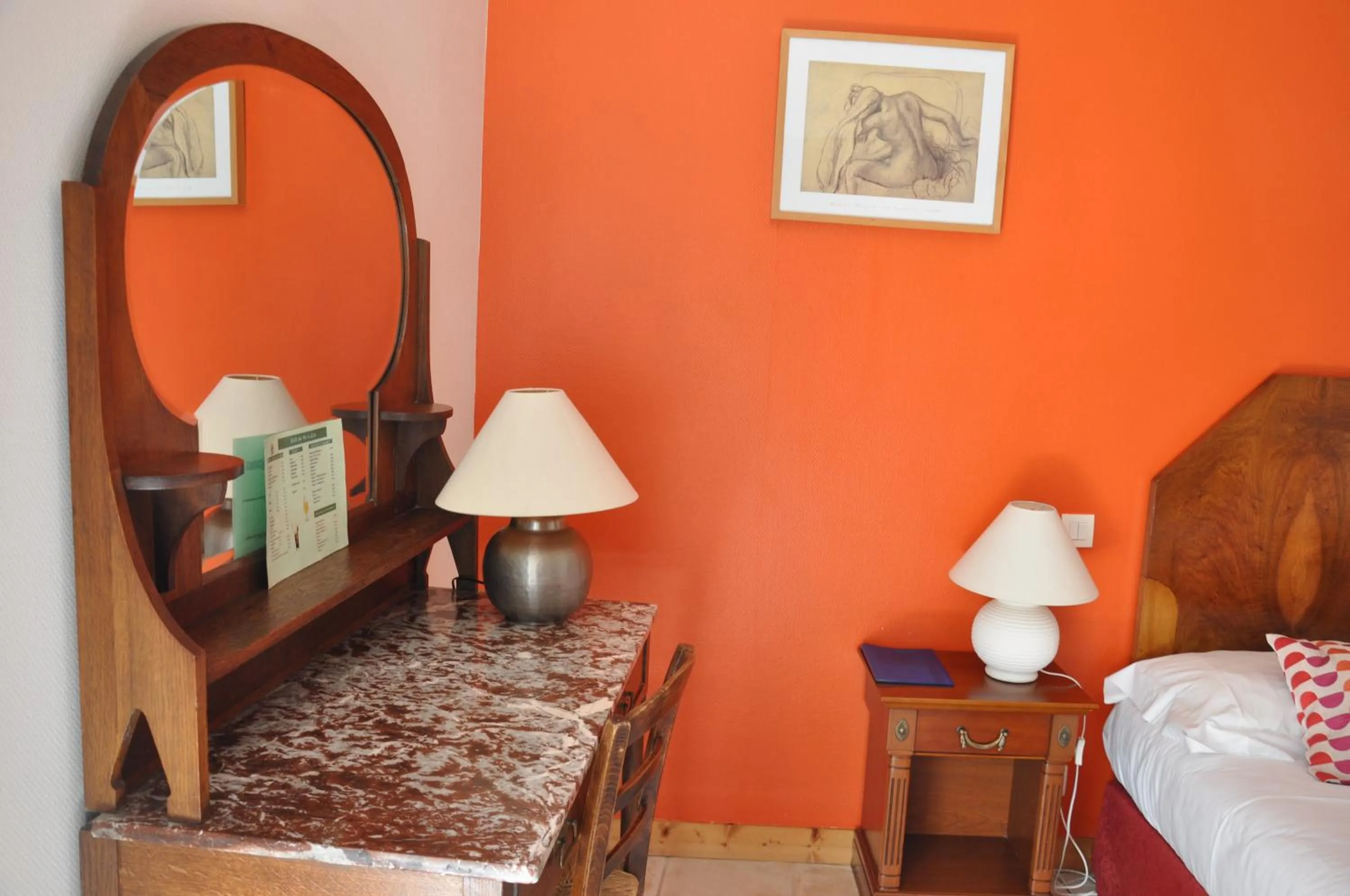 Seating area, Bed in Hôtel du Donjon