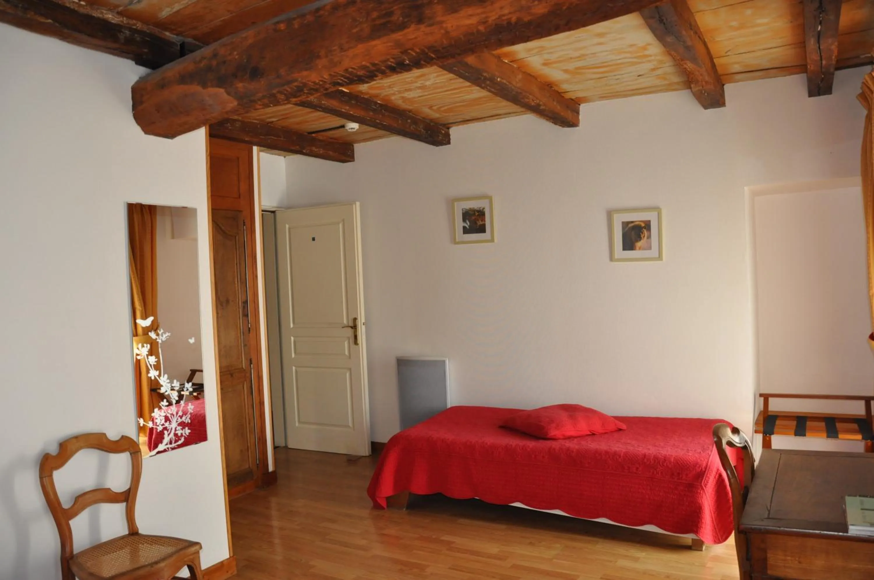 Bed in Hôtel du Donjon