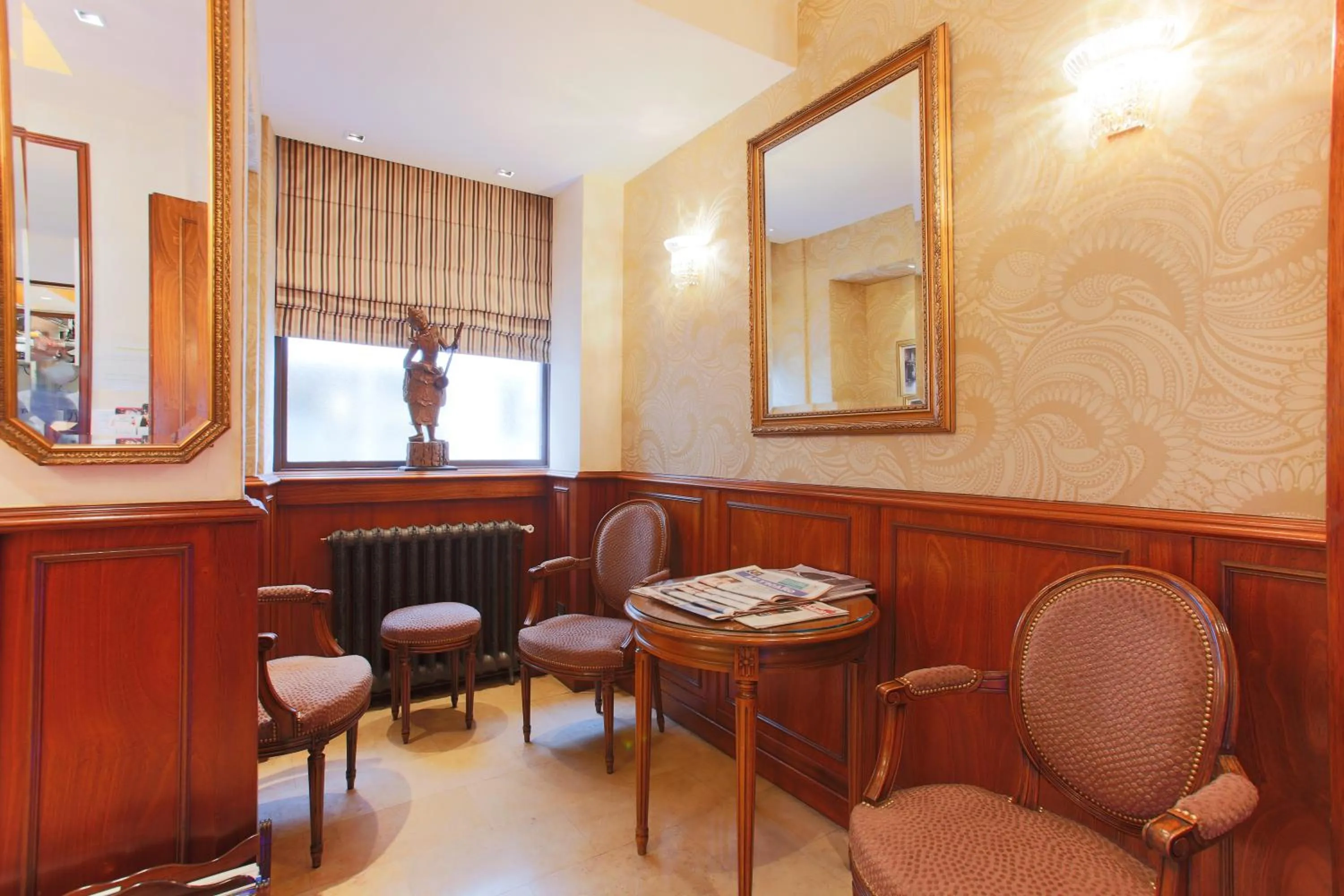 Seating area in Hotel Bellevue Saint-Lazare