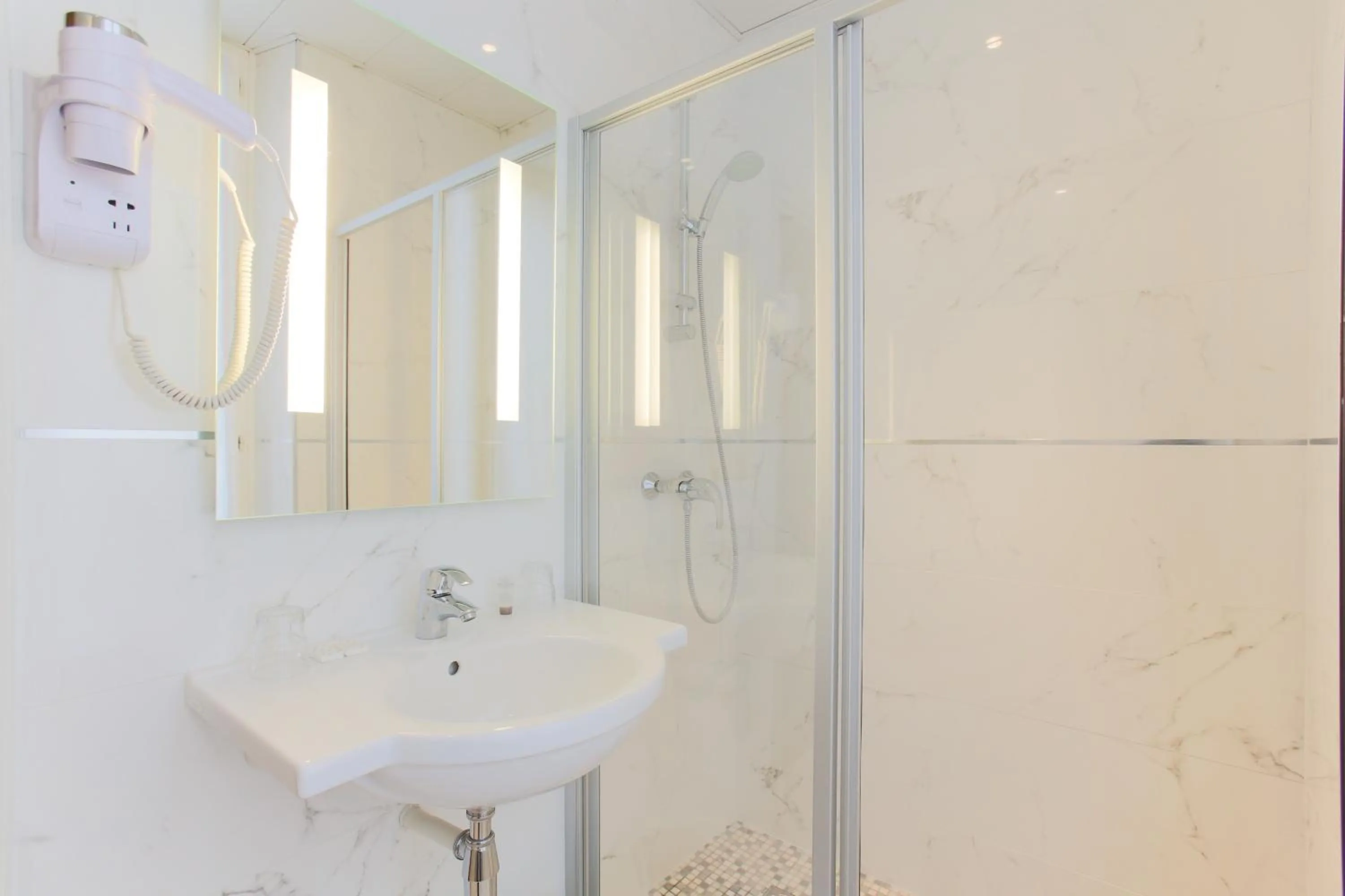 Shower in Hotel Bellevue Saint-Lazare