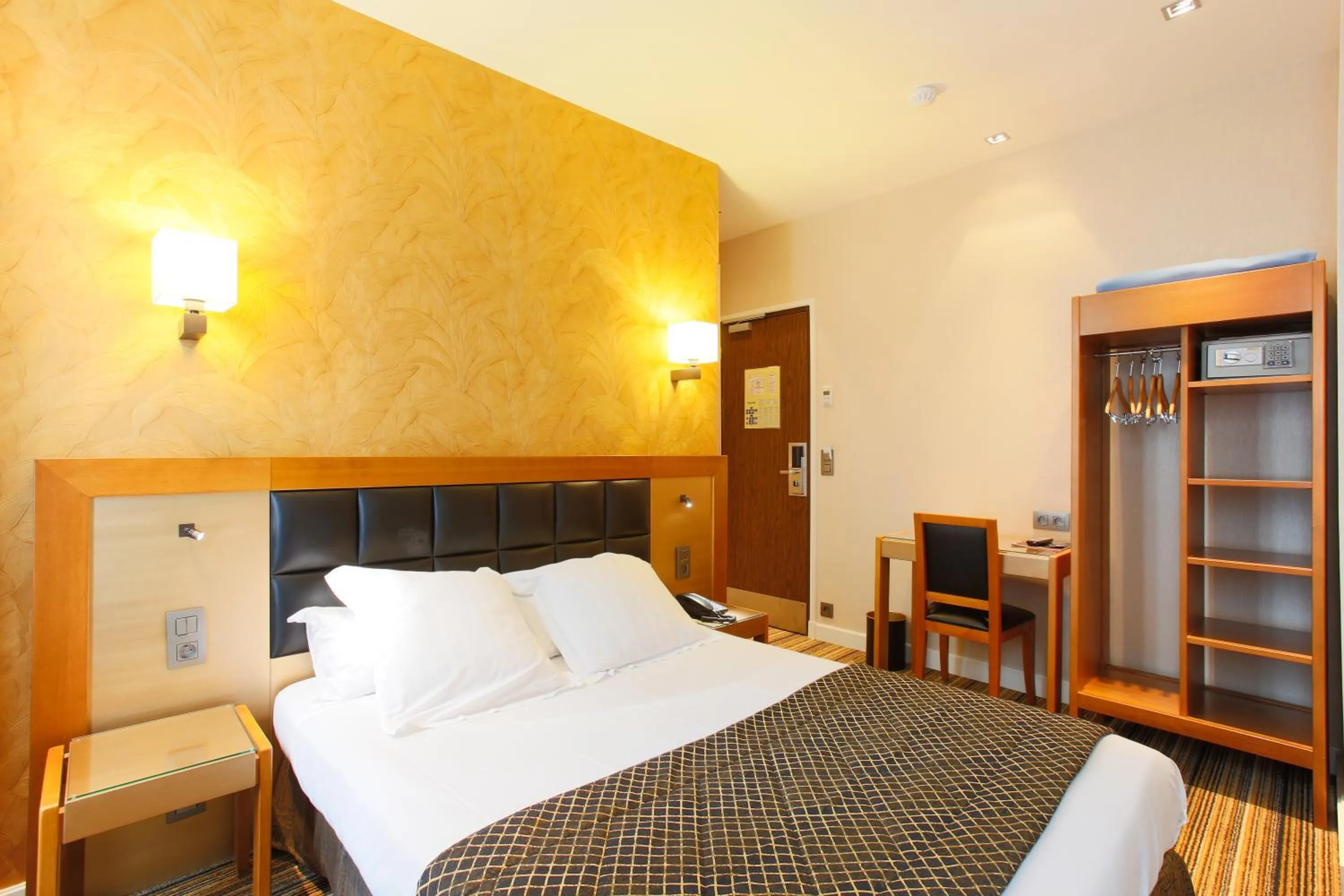 Bedroom, Bed in Hotel Bellevue Saint-Lazare