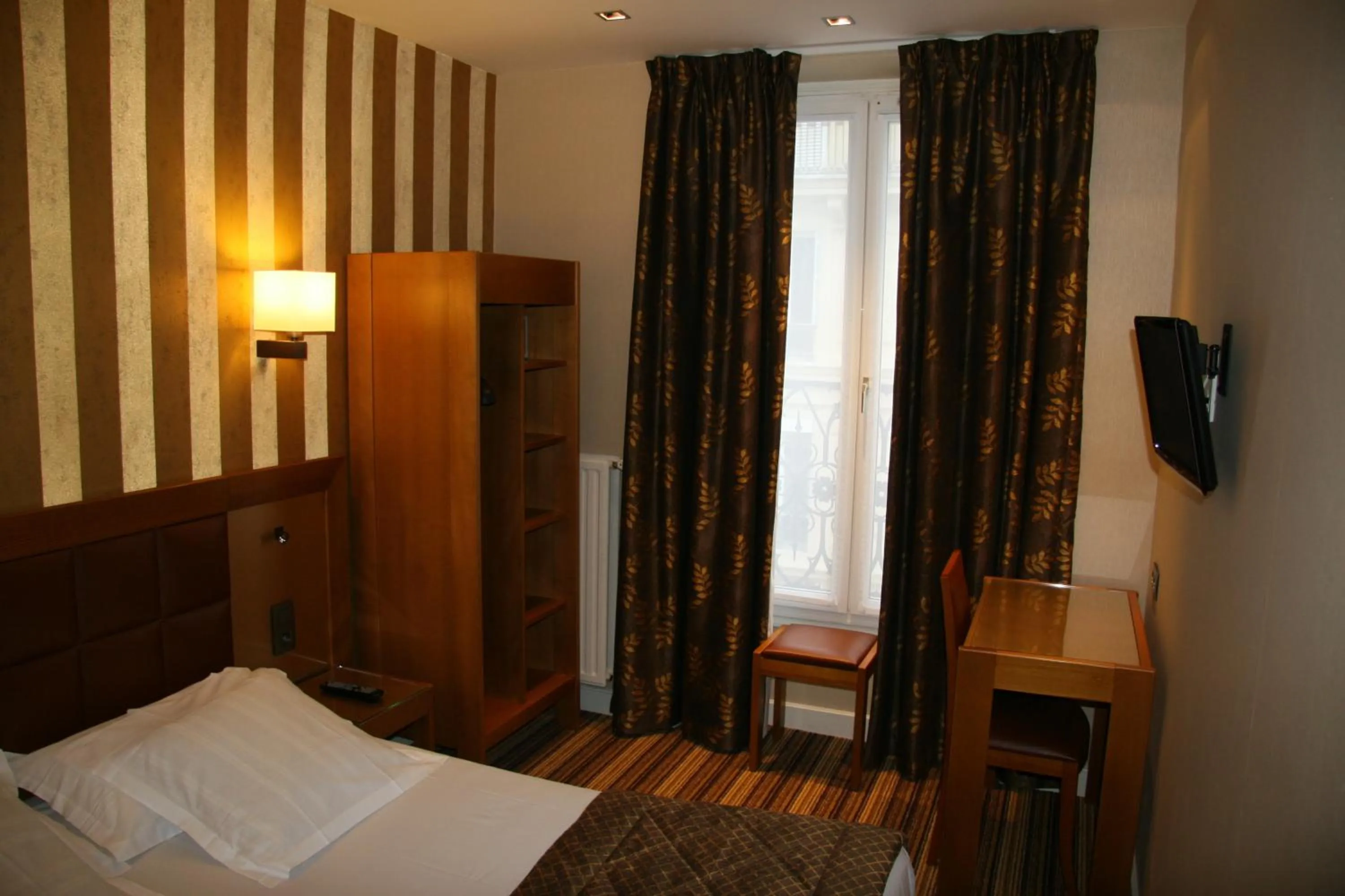 Photo of the whole room, Bed in Hotel Bellevue Saint-Lazare